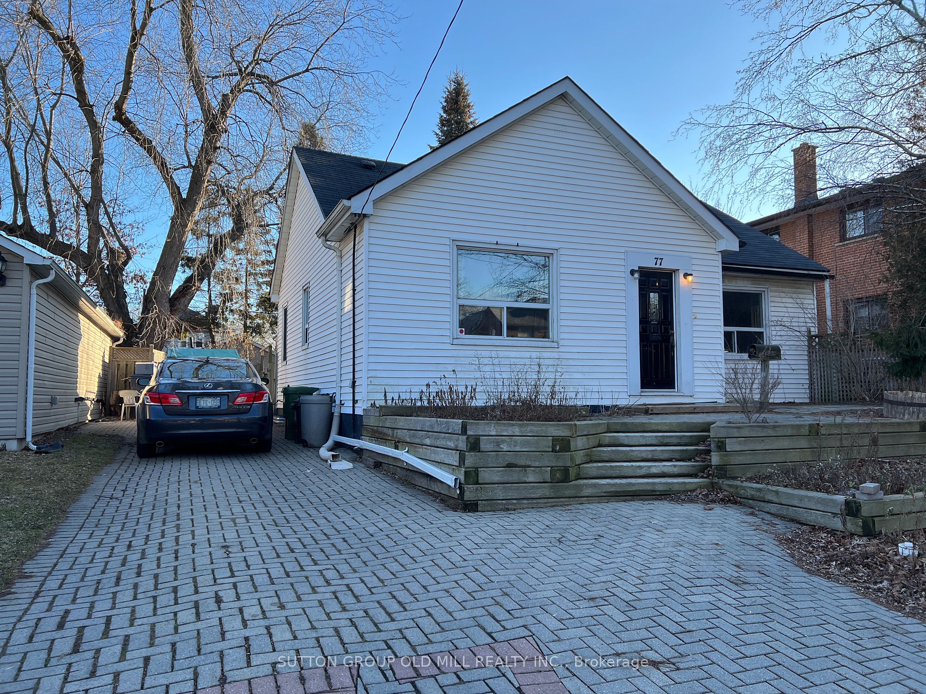 77 James St