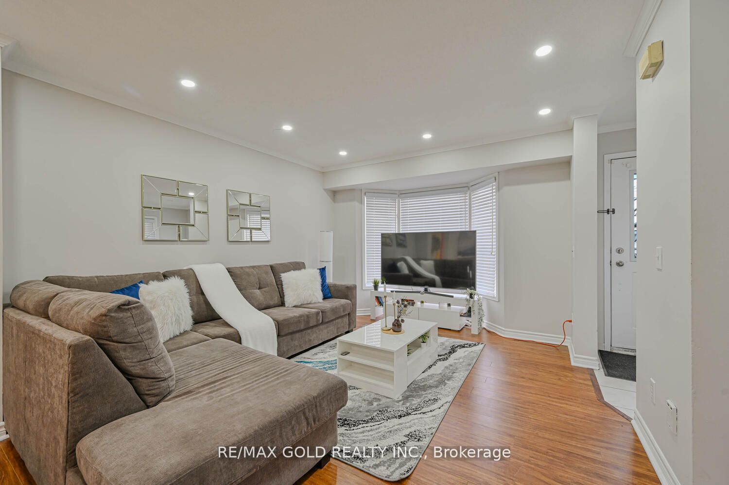 24 Softneedle Ave
