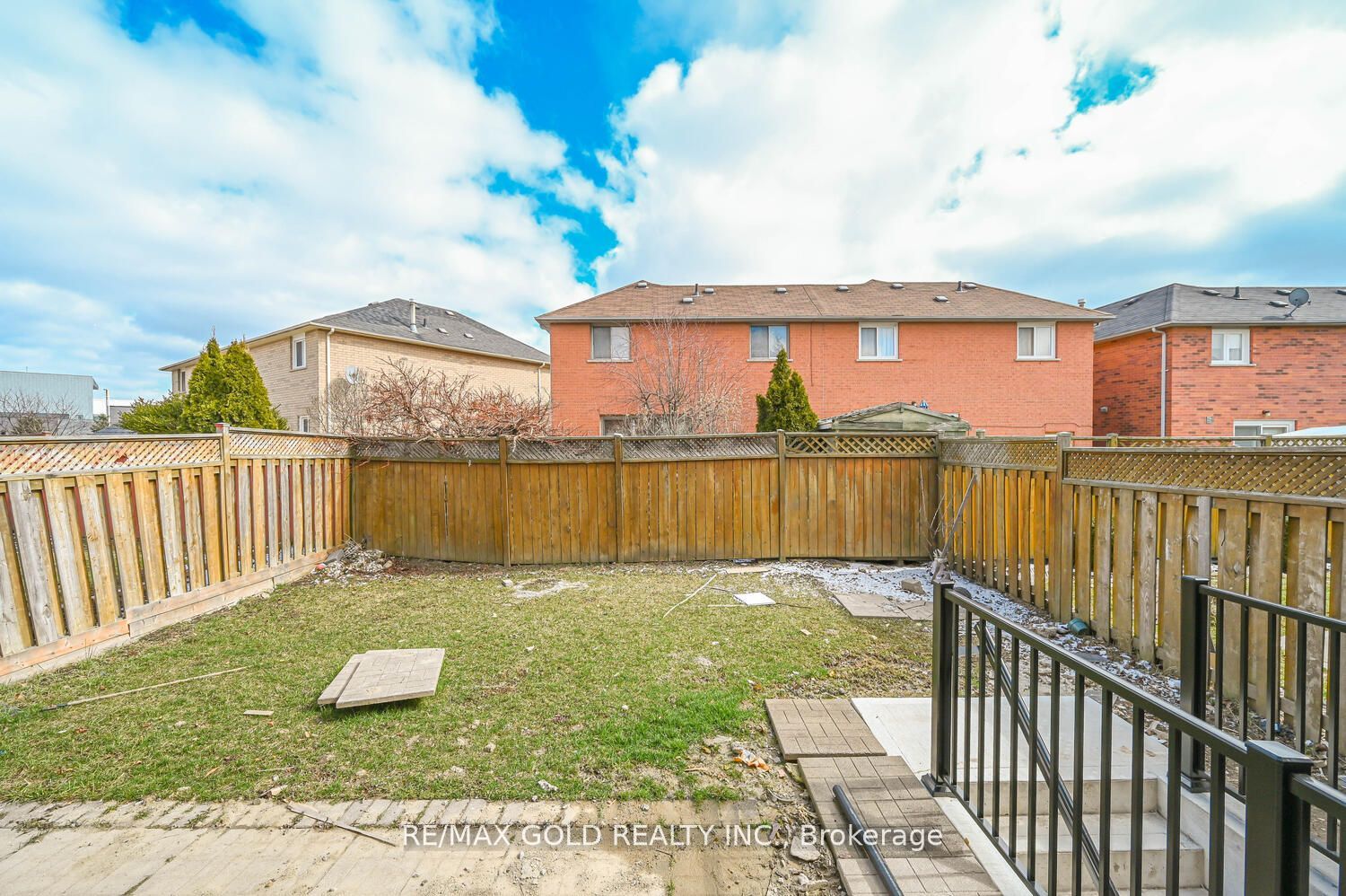 24 Softneedle Ave