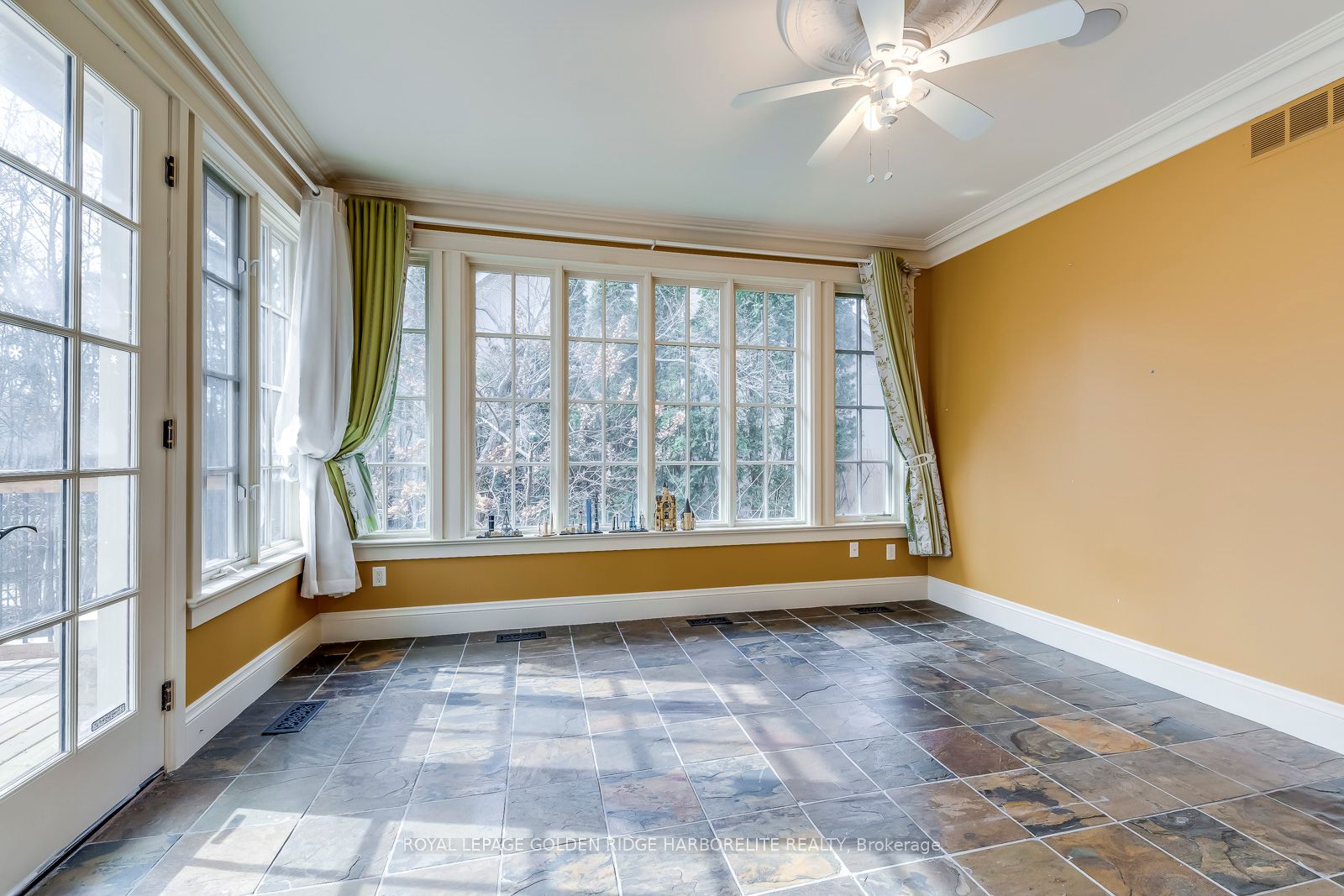 376 Lakeshore Rd W