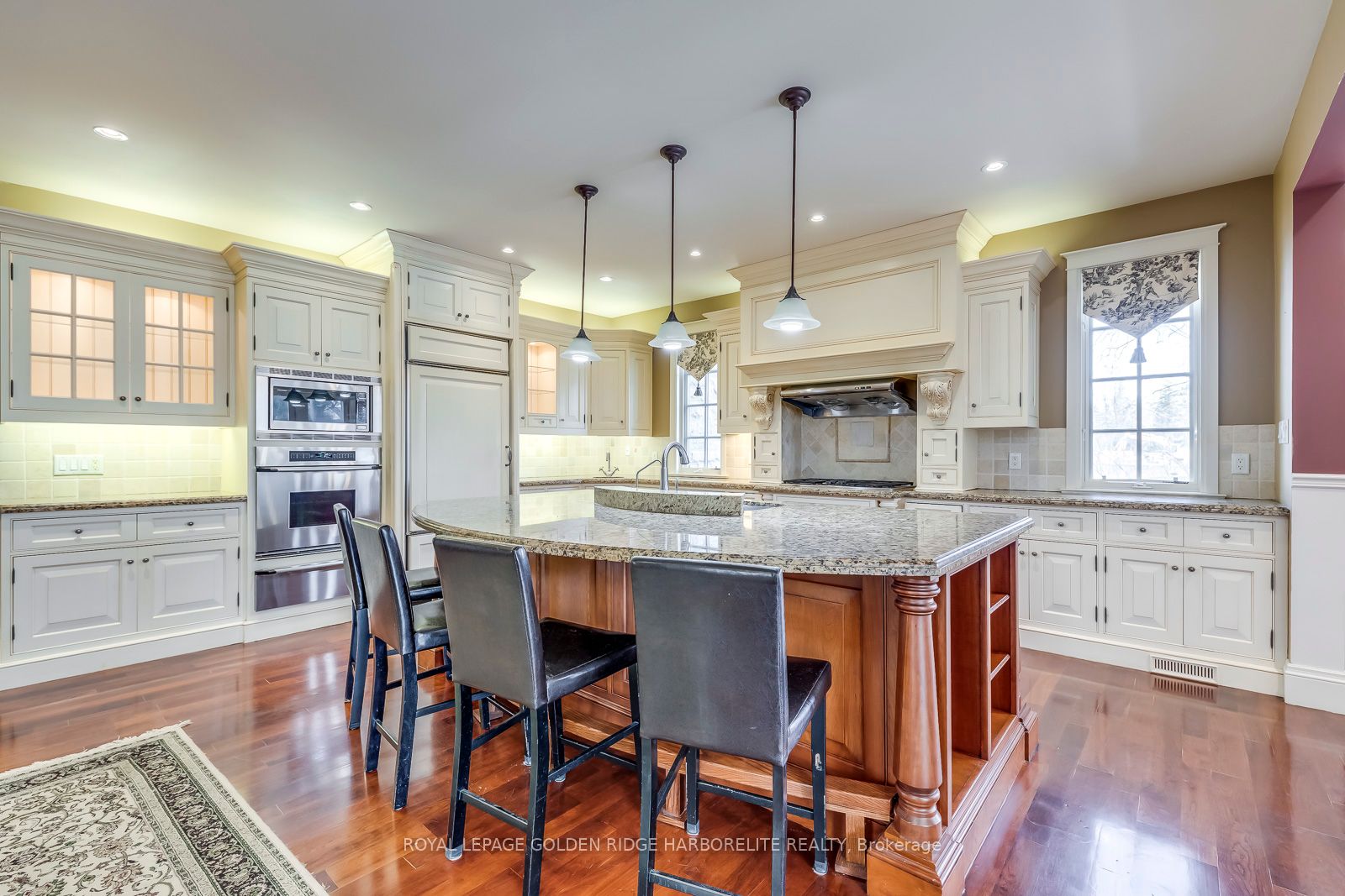376 Lakeshore Rd W
