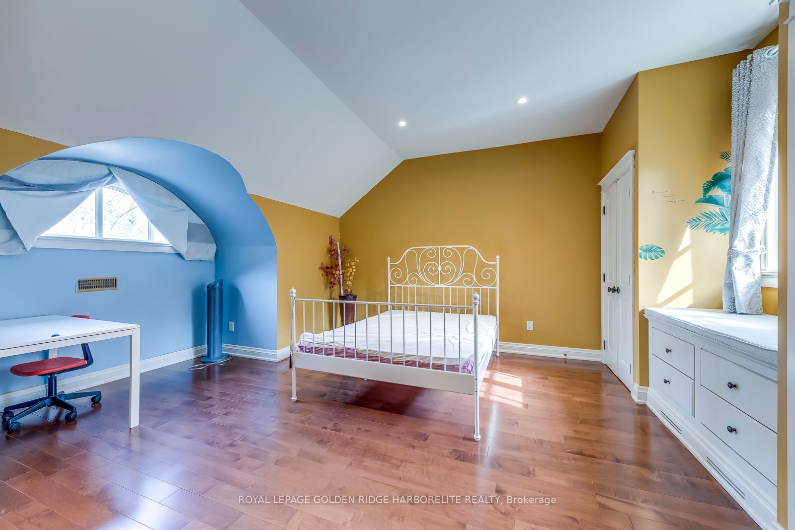 376 Lakeshore Rd W
