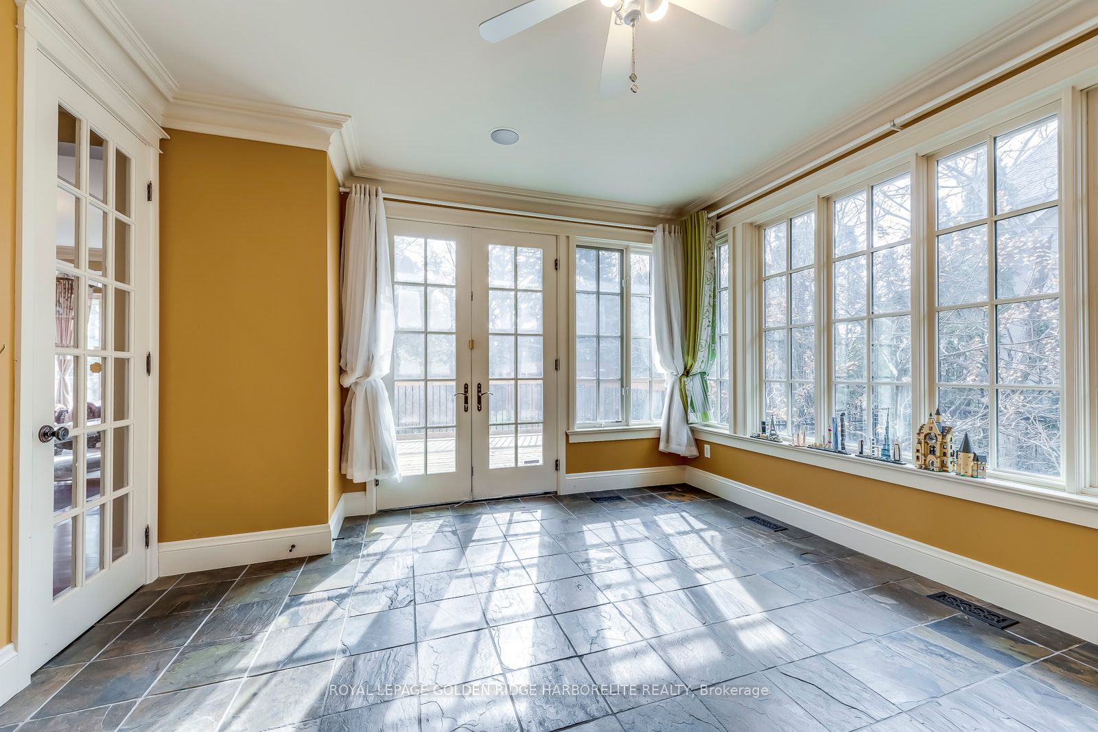 376 Lakeshore Rd W
