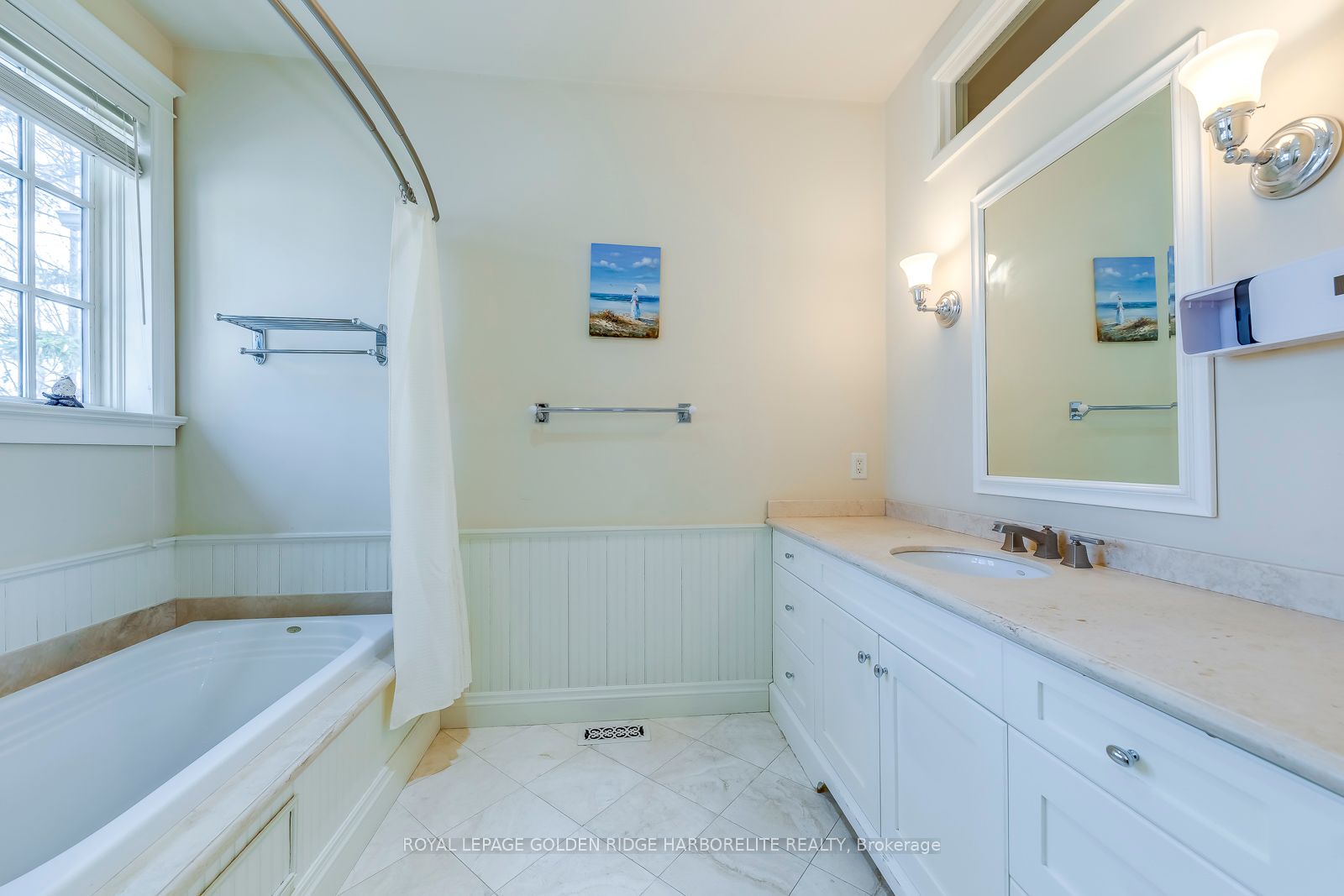 376 Lakeshore Rd W