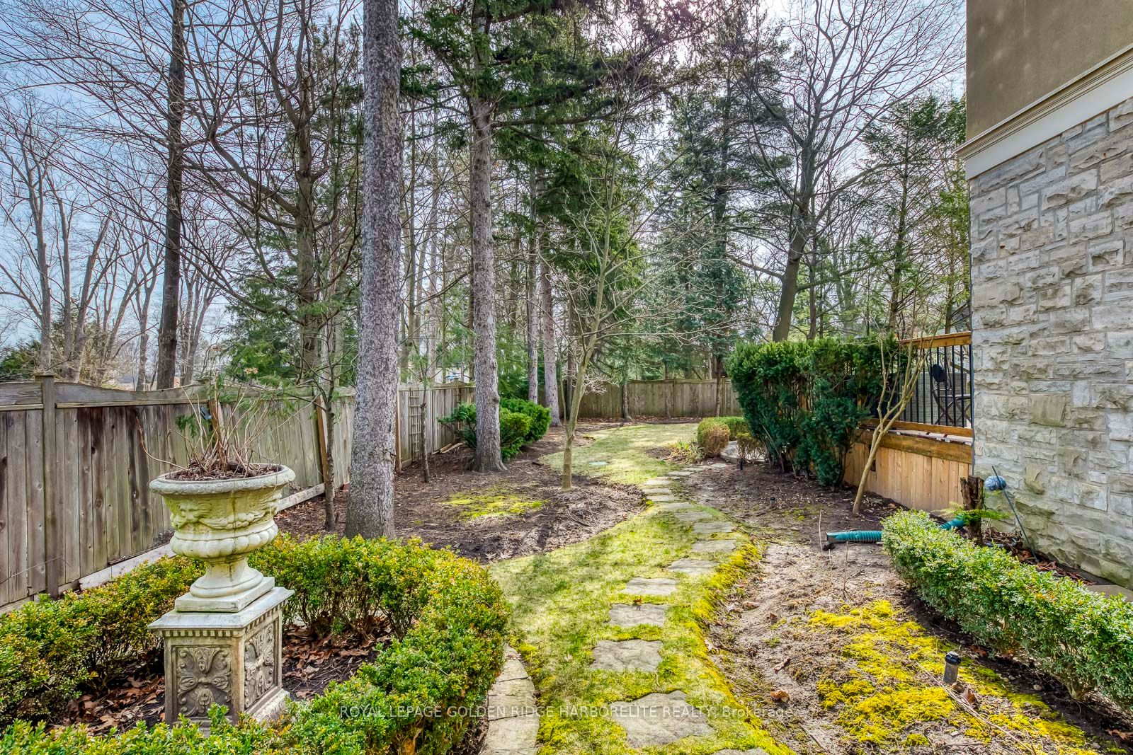 376 Lakeshore Rd W