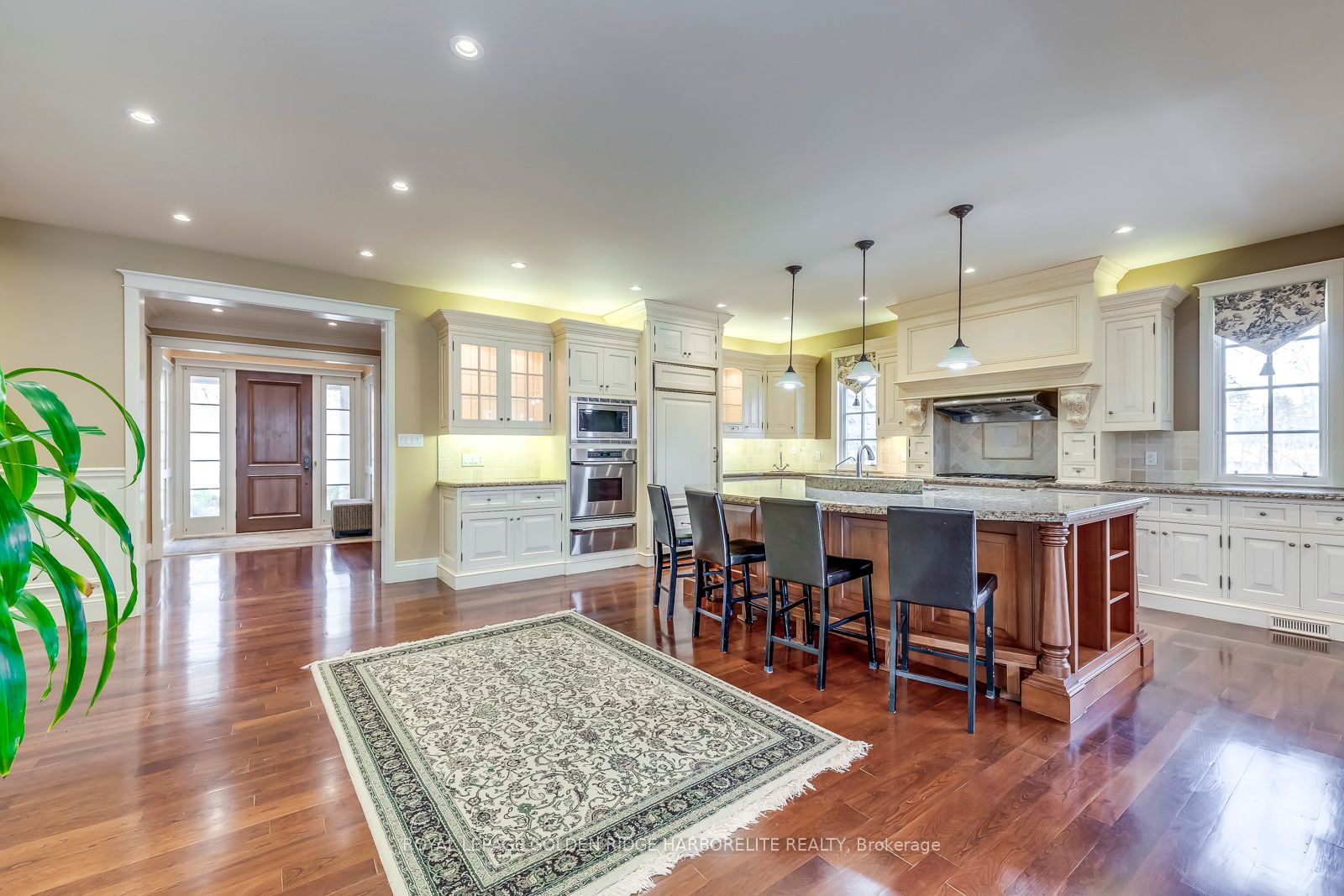 376 Lakeshore Rd W