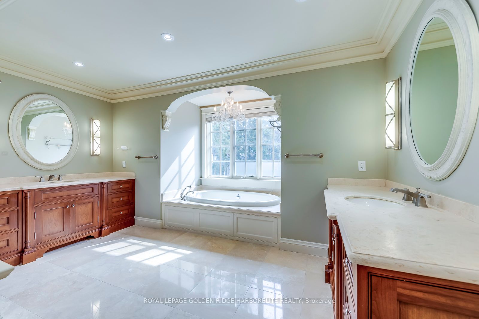 376 Lakeshore Rd W