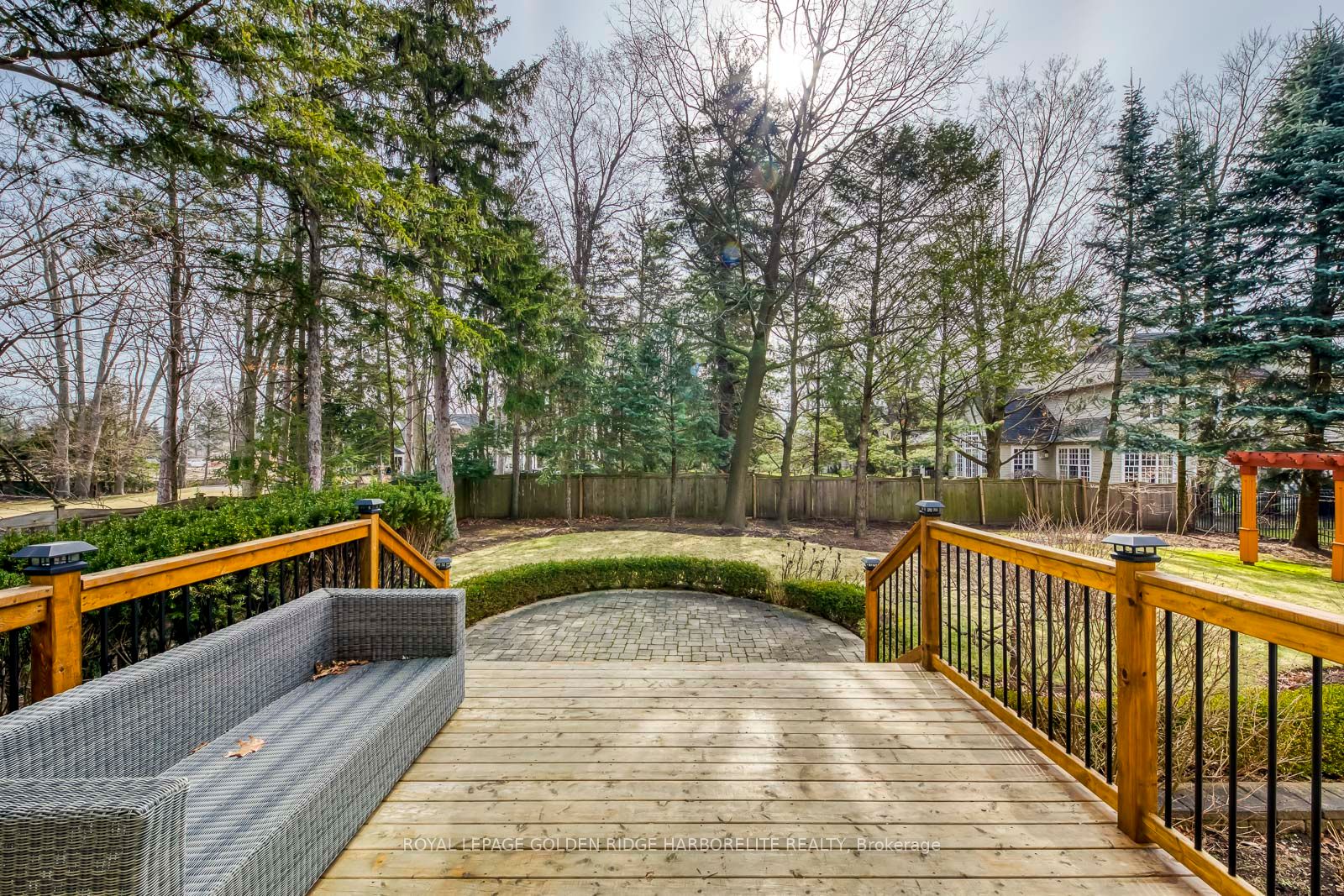 376 Lakeshore Rd W