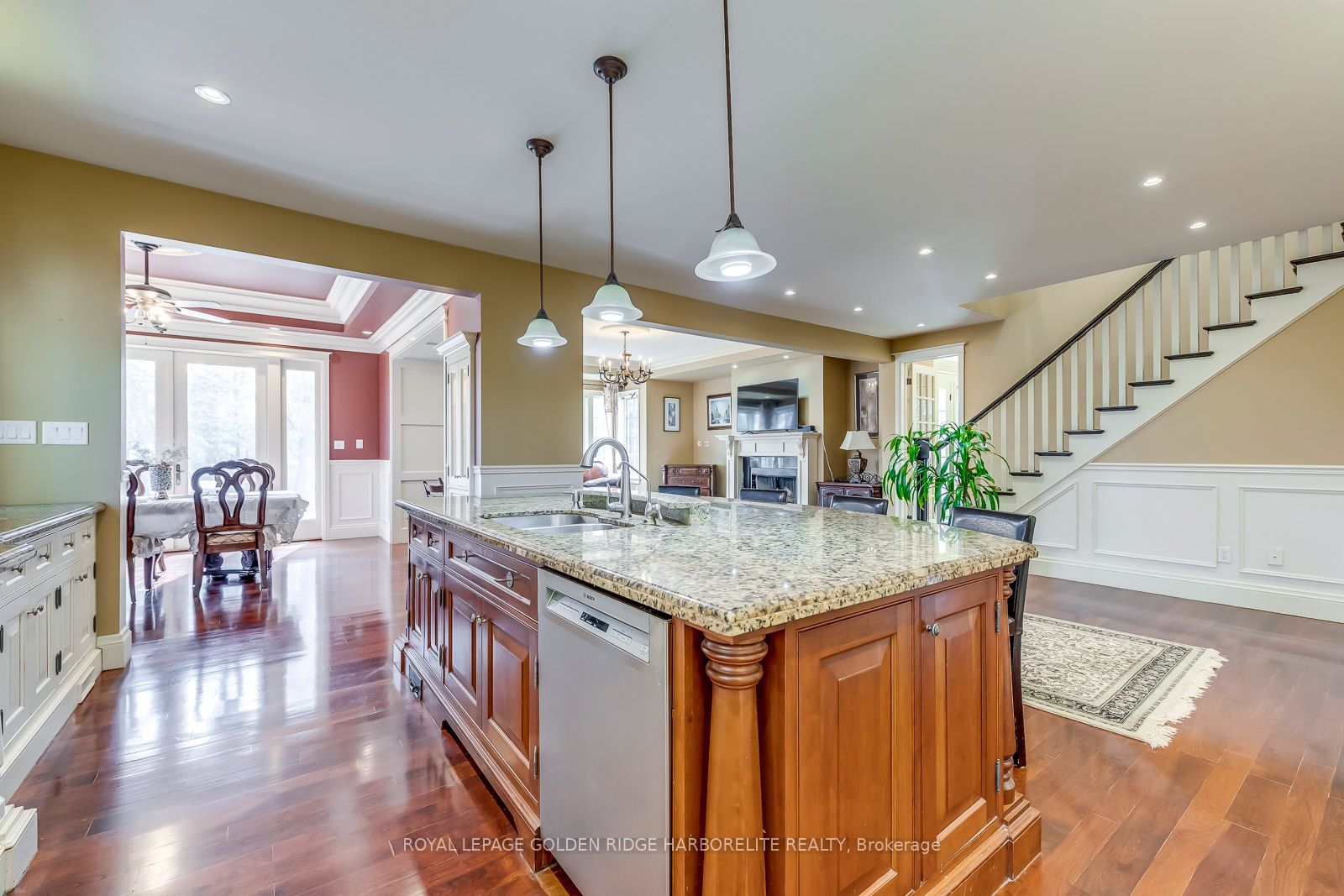 376 Lakeshore Rd W