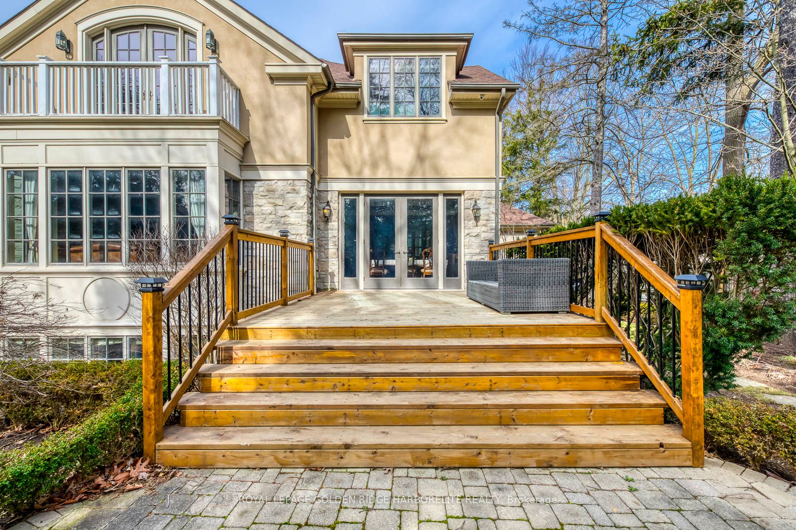 376 Lakeshore Rd W