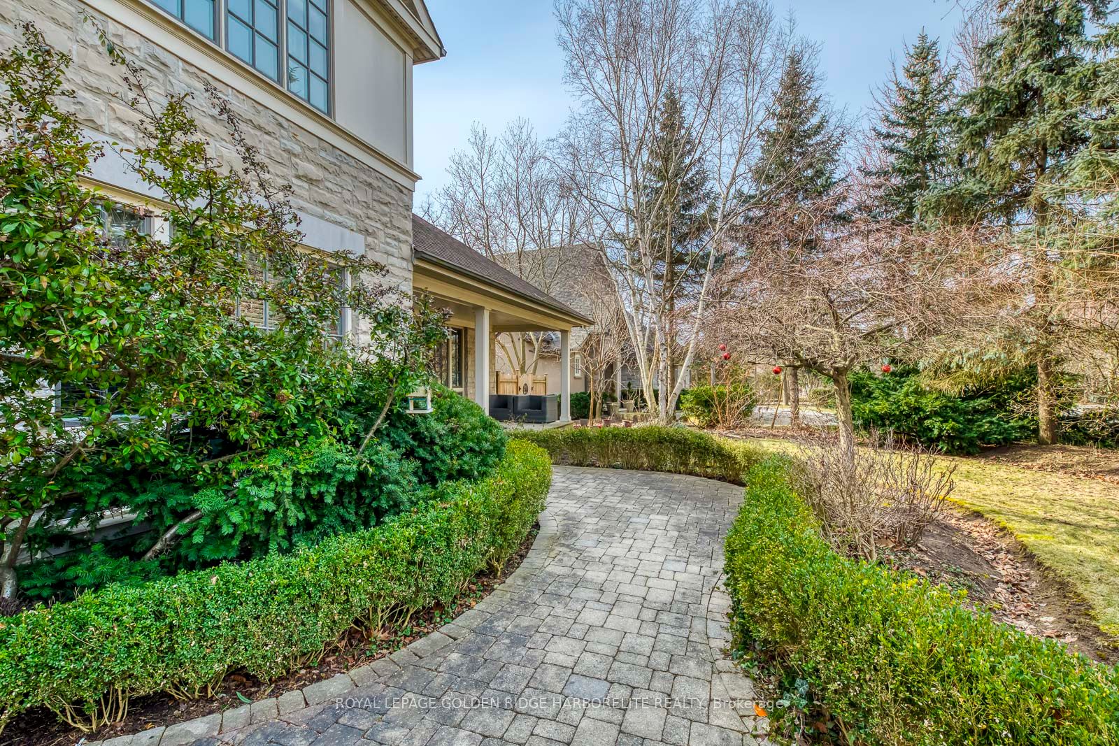 376 Lakeshore Rd W