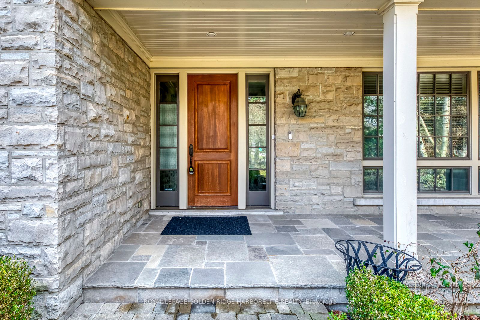 376 Lakeshore Rd W