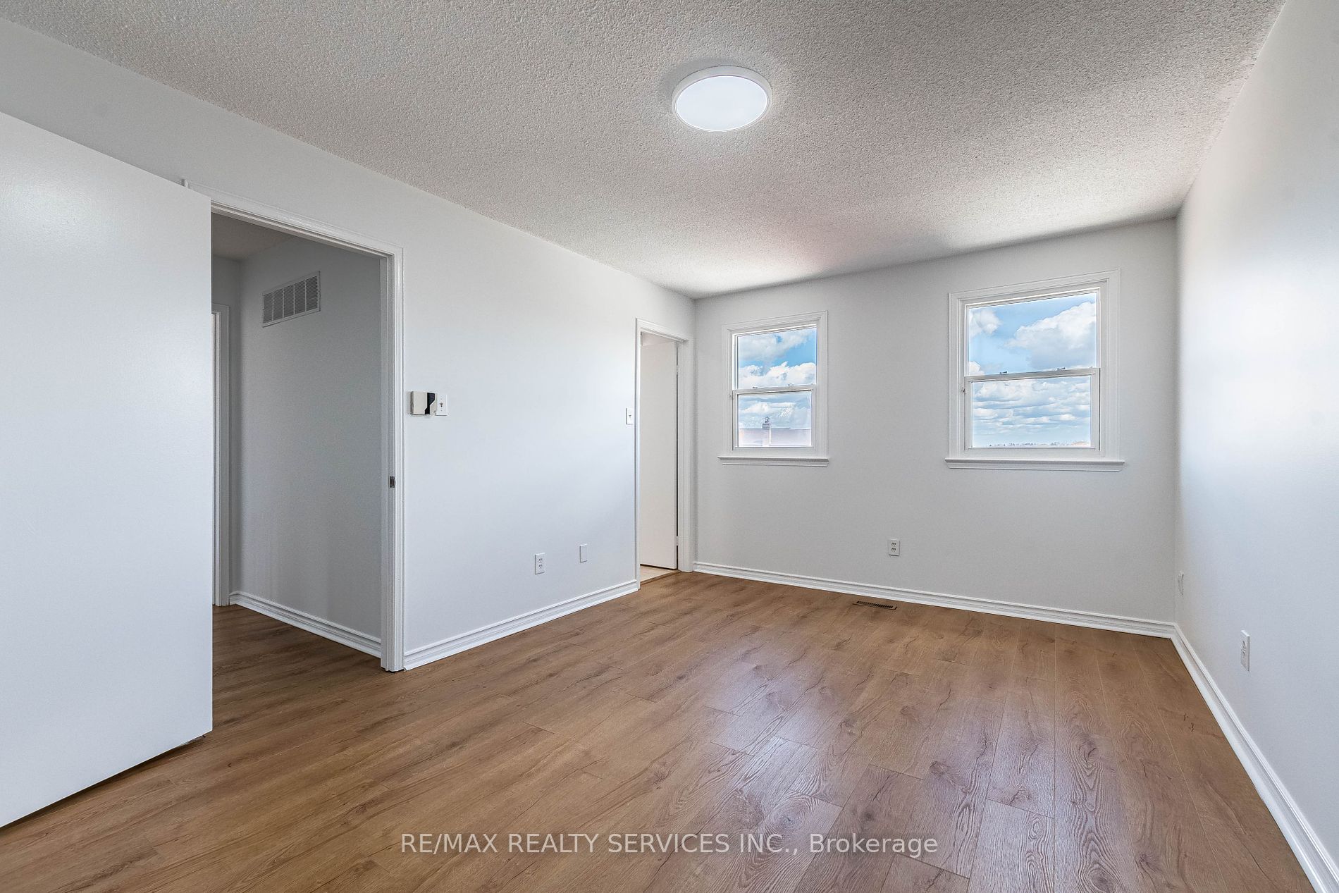 10 Nuttall St