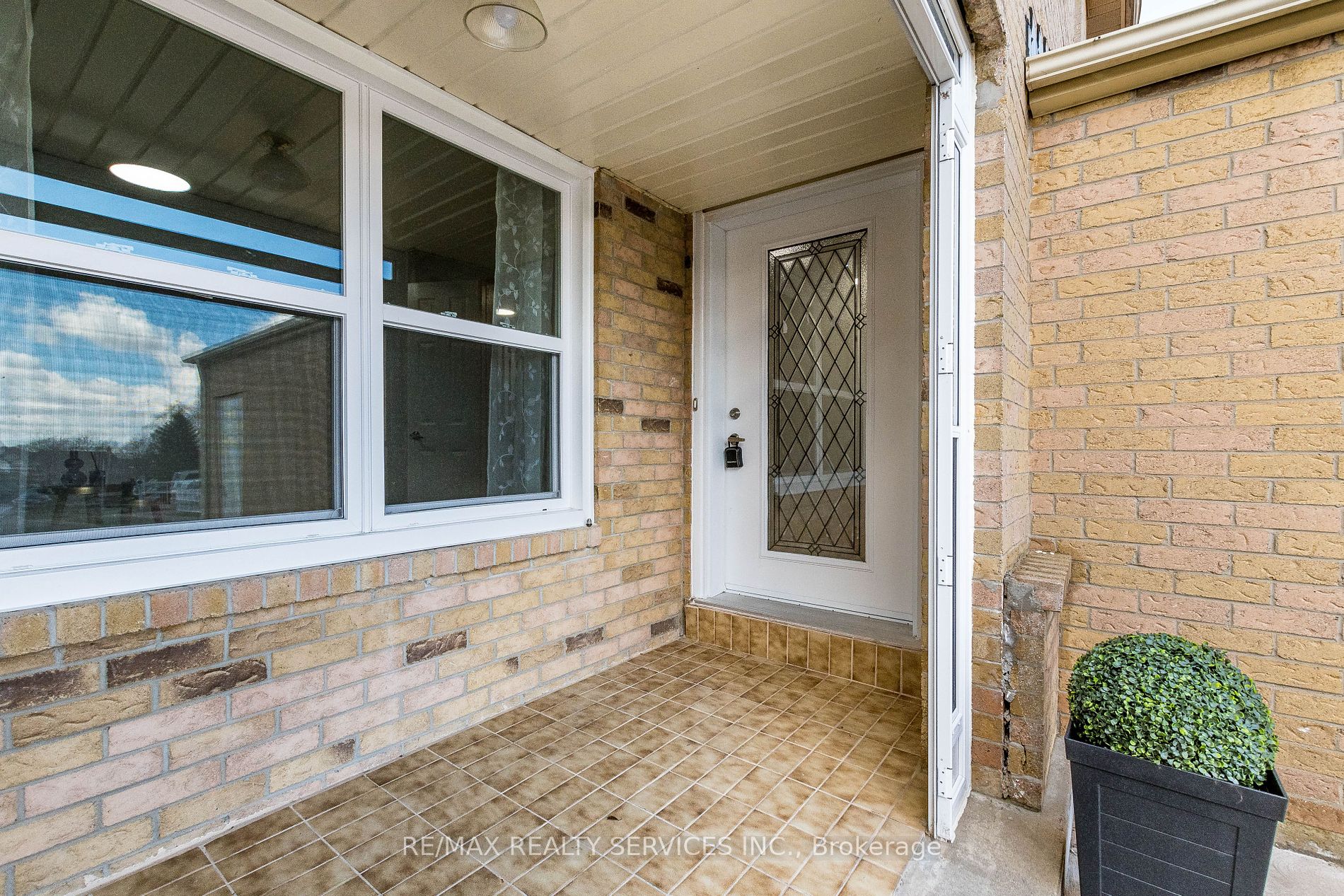 10 Nuttall St