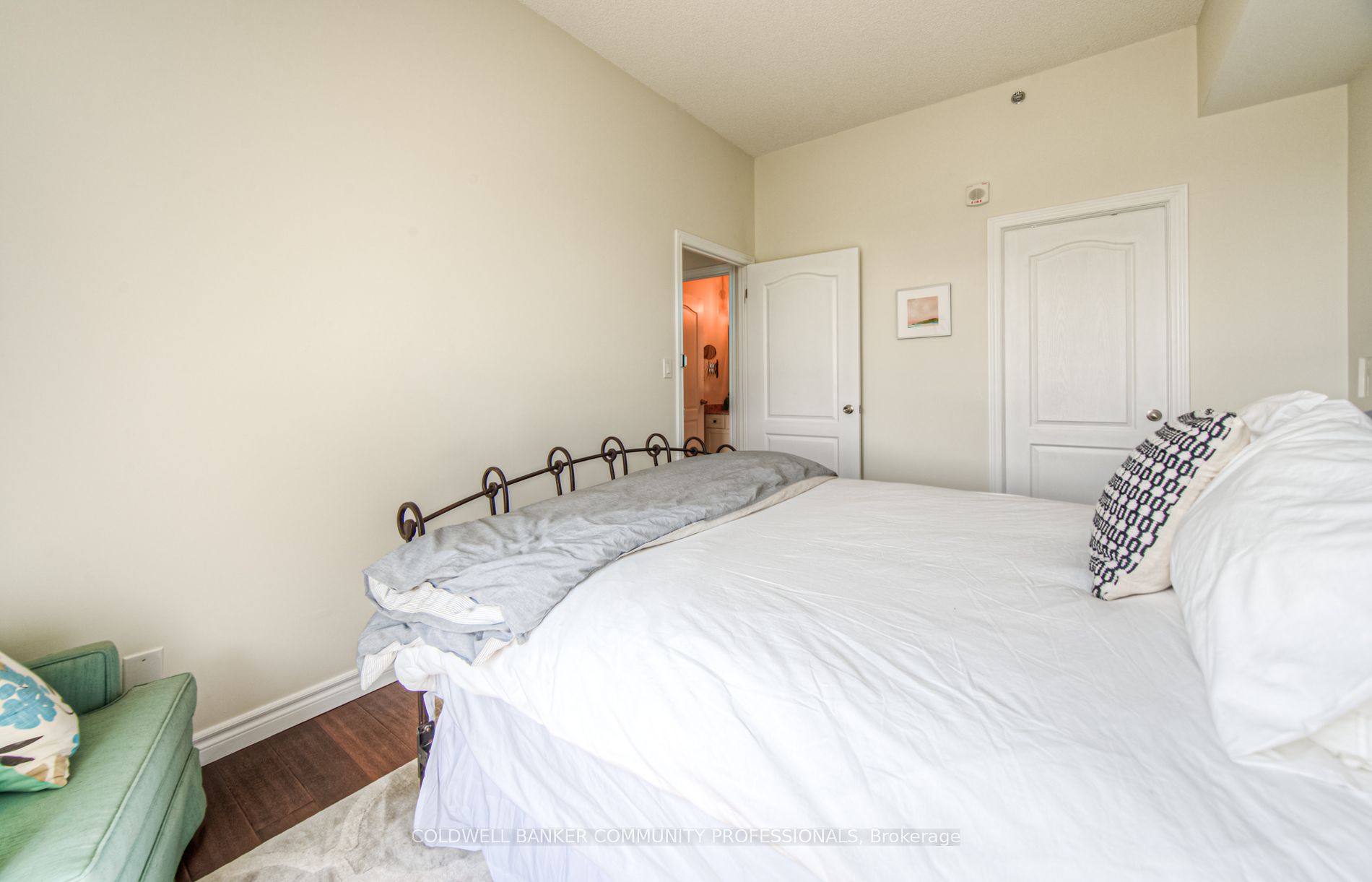 34 Plains Rd E, #501