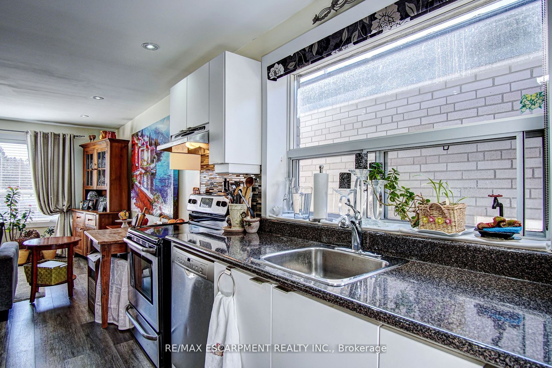 376 Lakeshore Rd W