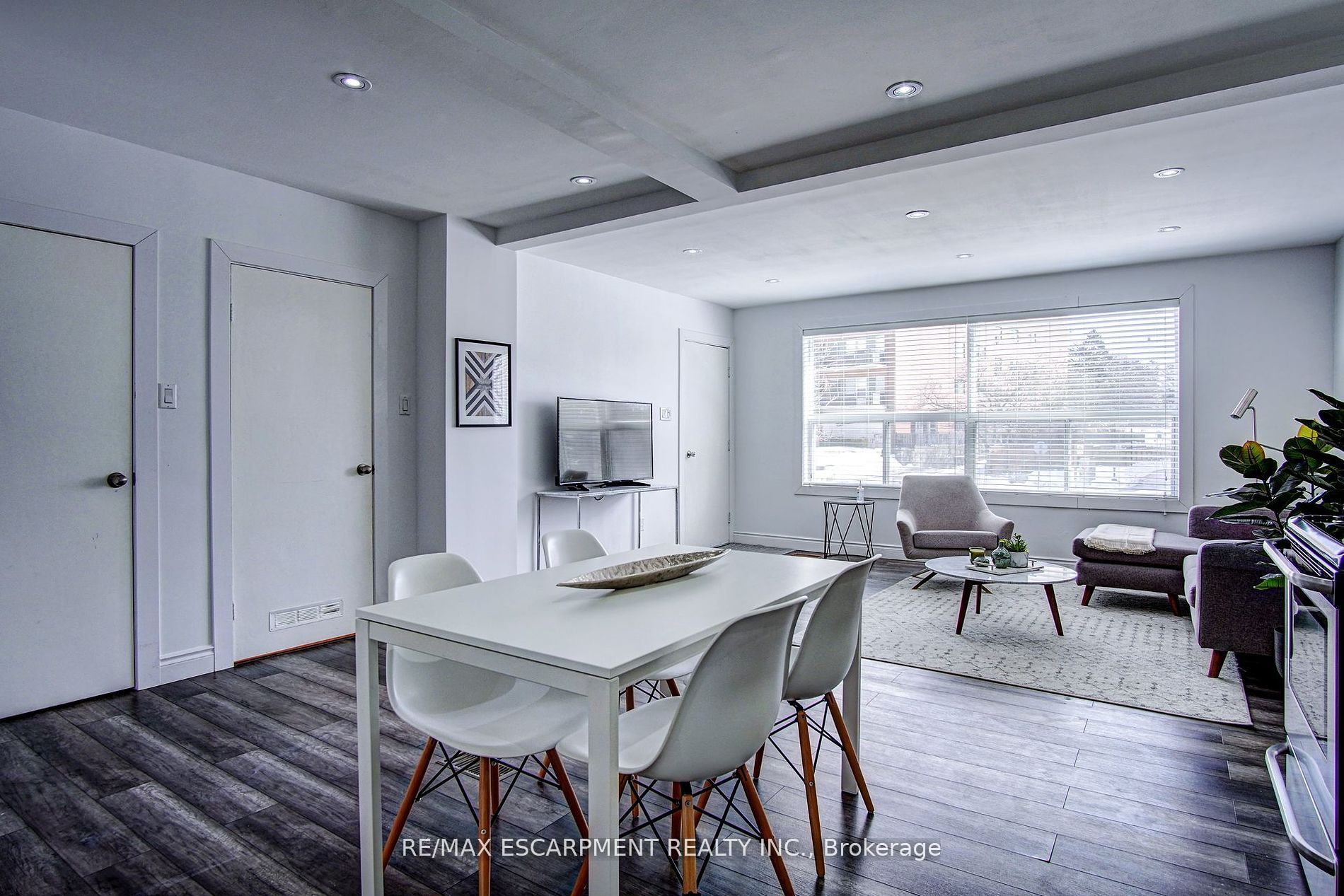 376 Lakeshore Rd W