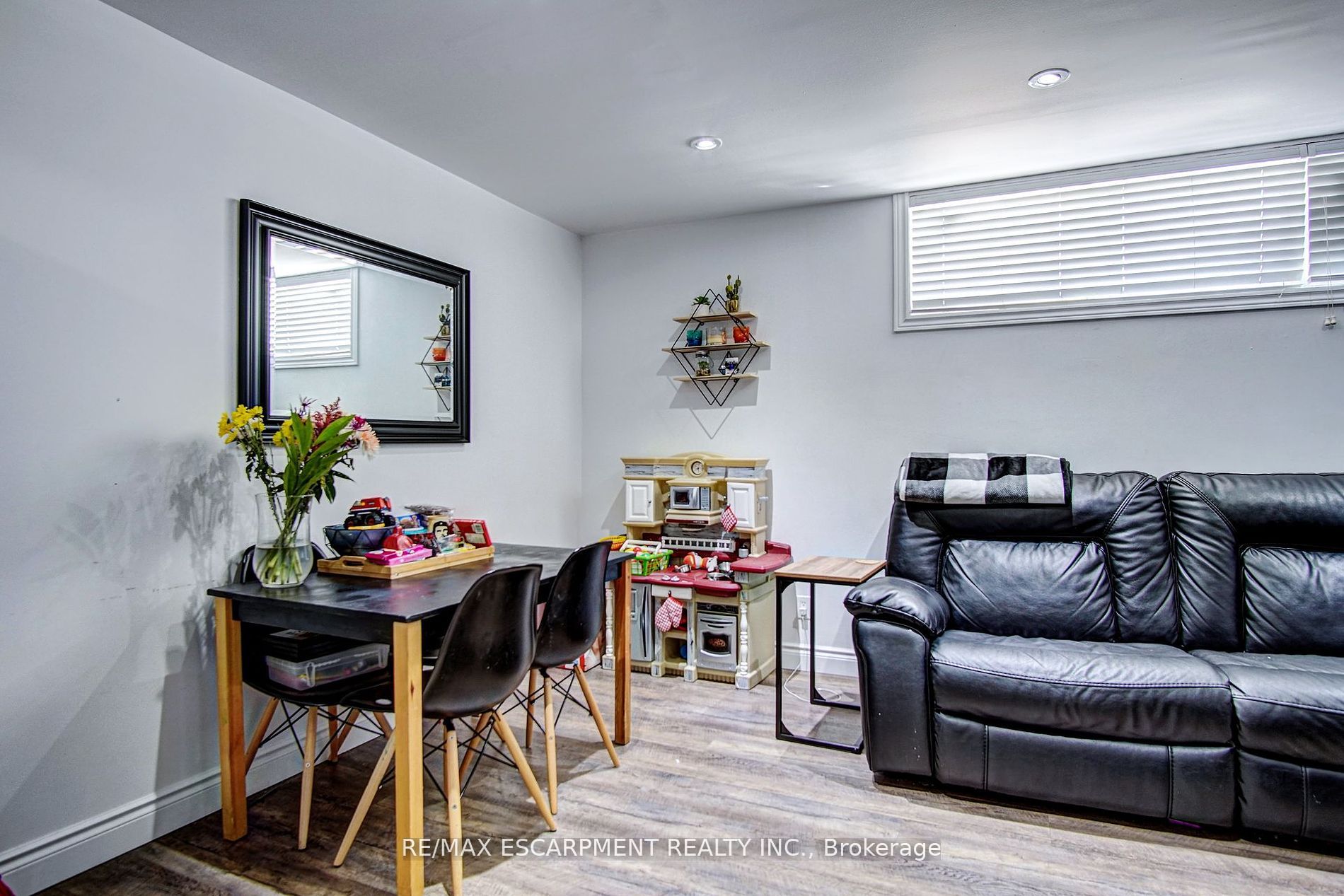 376 Lakeshore Rd W