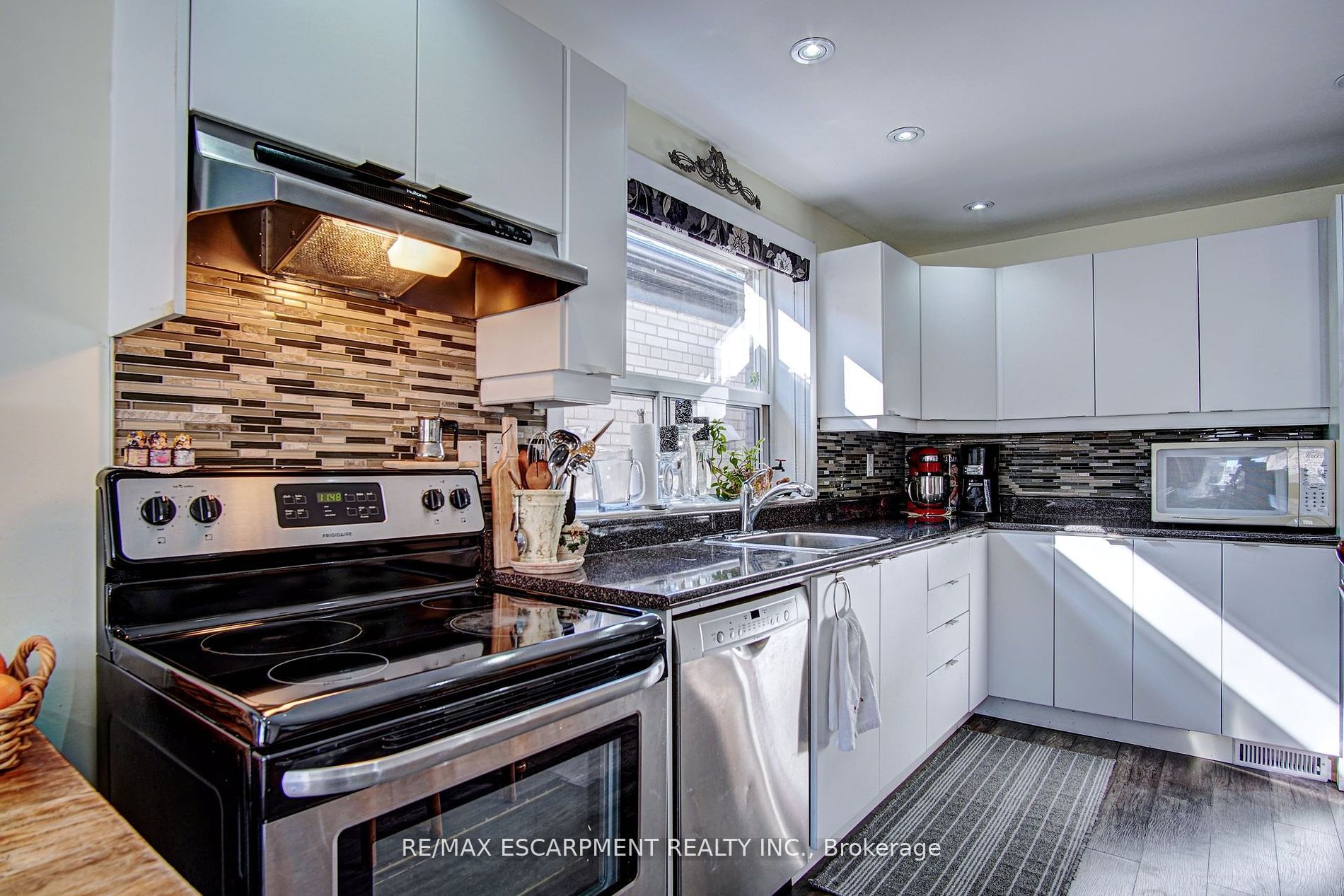 376 Lakeshore Rd W