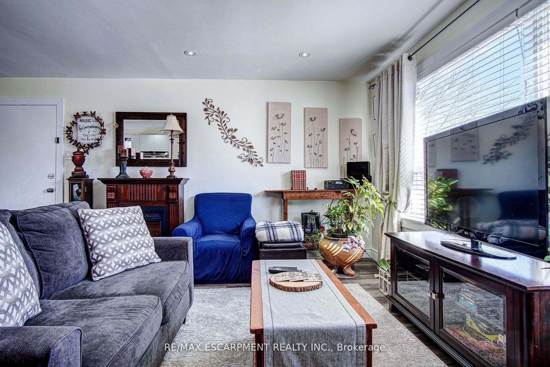 376 Lakeshore Rd W