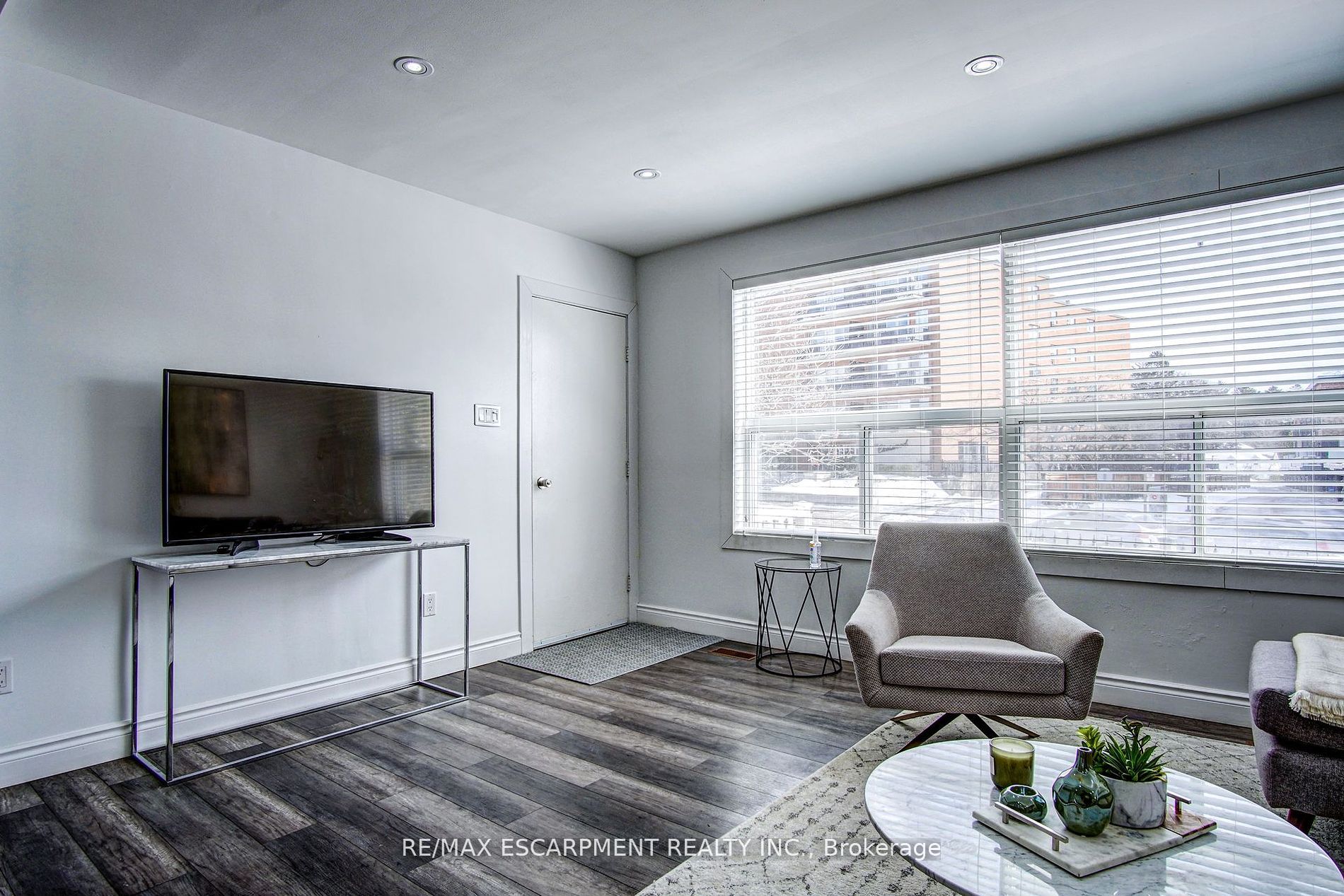 376 Lakeshore Rd W