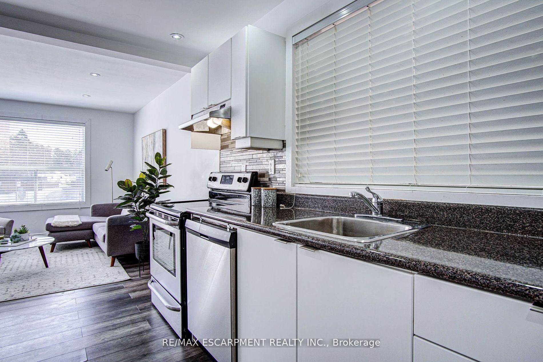 376 Lakeshore Rd W