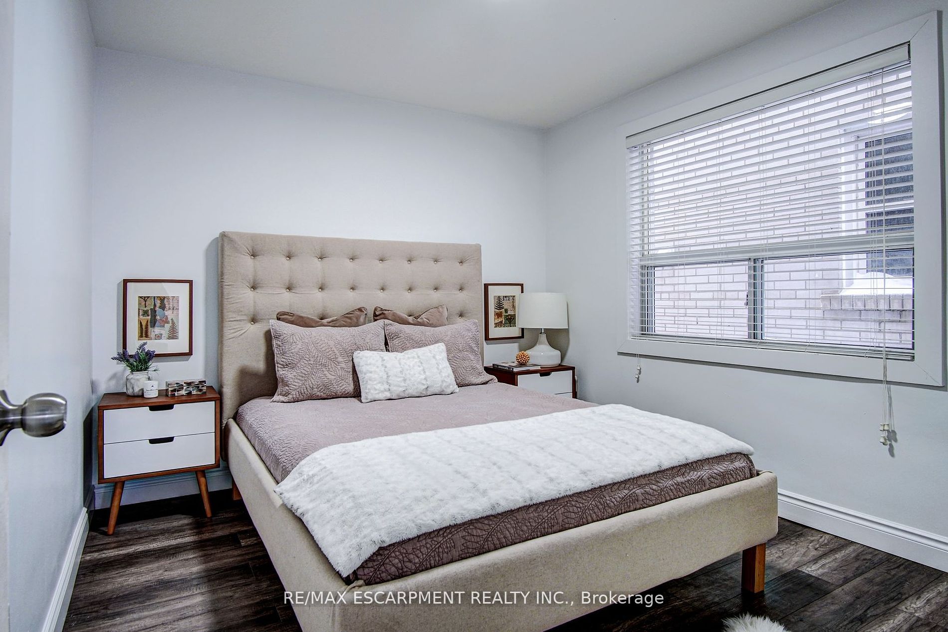 376 Lakeshore Rd W