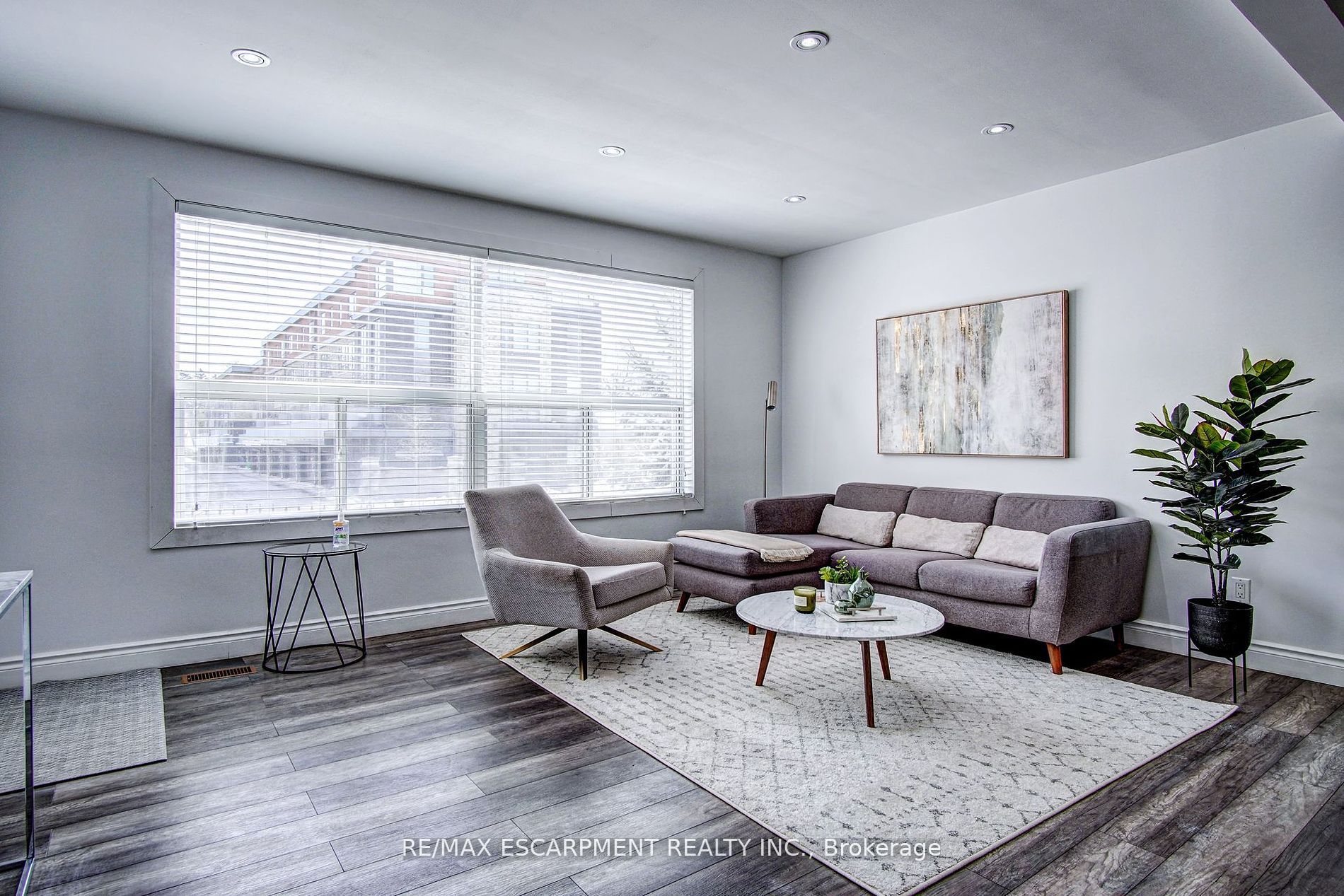376 Lakeshore Rd W
