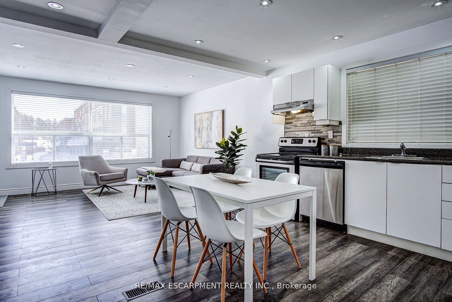 376 Lakeshore Rd W