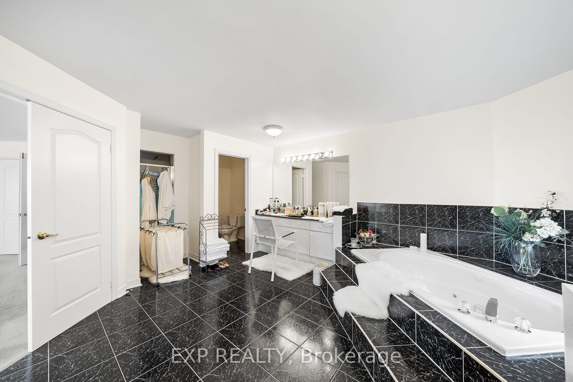 2166 Erin Centre Blvd