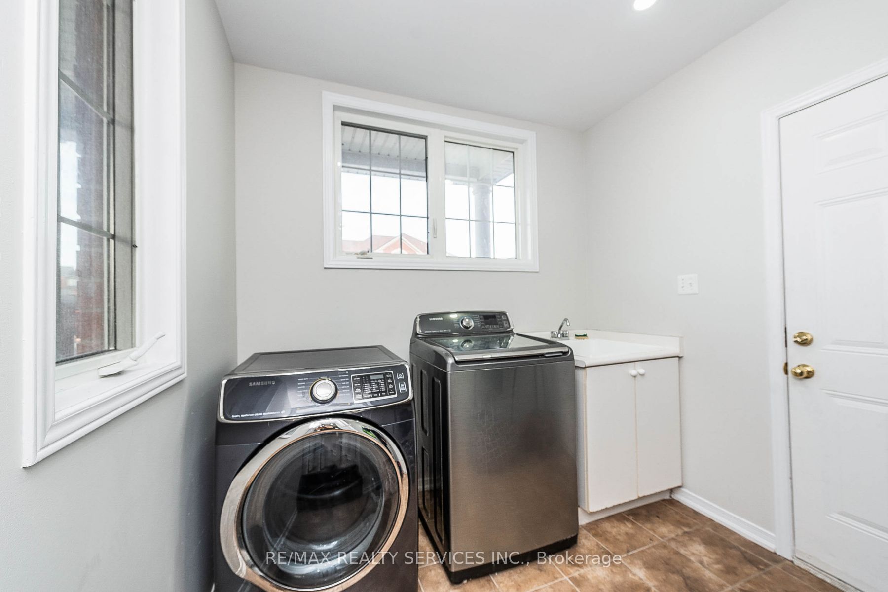 2 Burnstown Circ