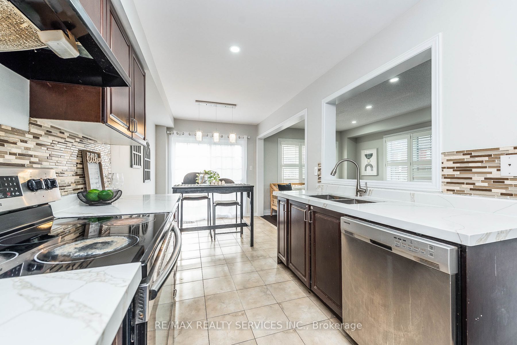 2 Burnstown Circ