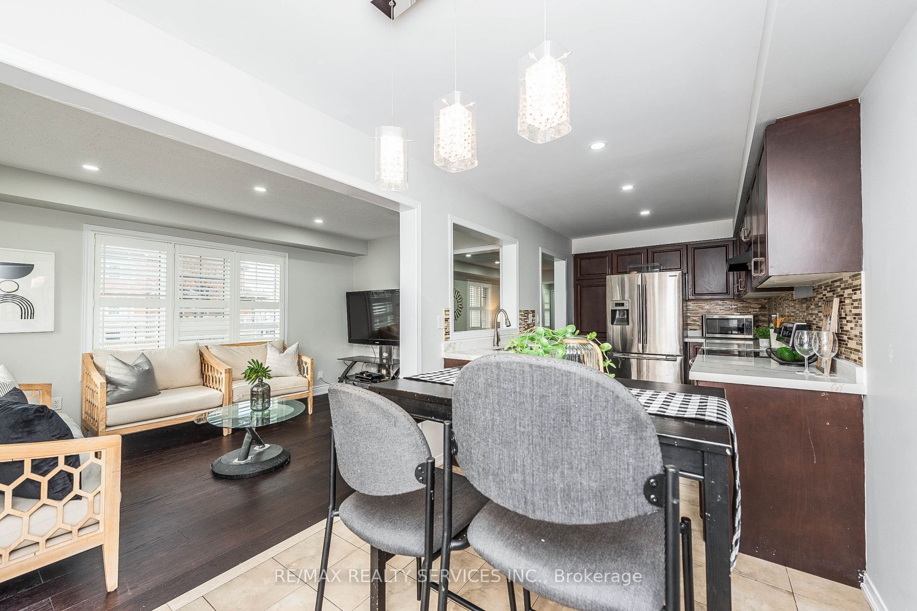 2 Burnstown Circ