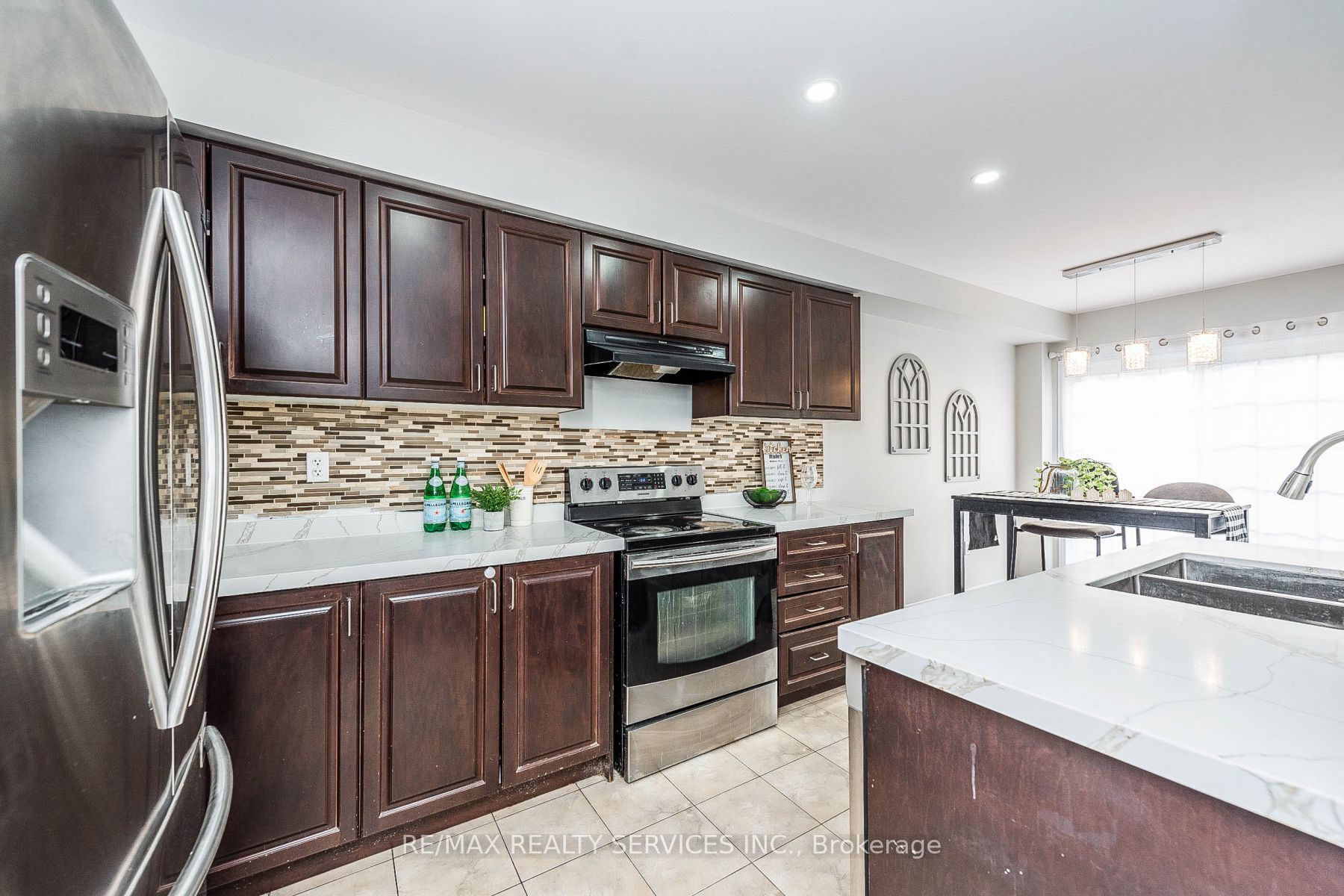 2 Burnstown Circ