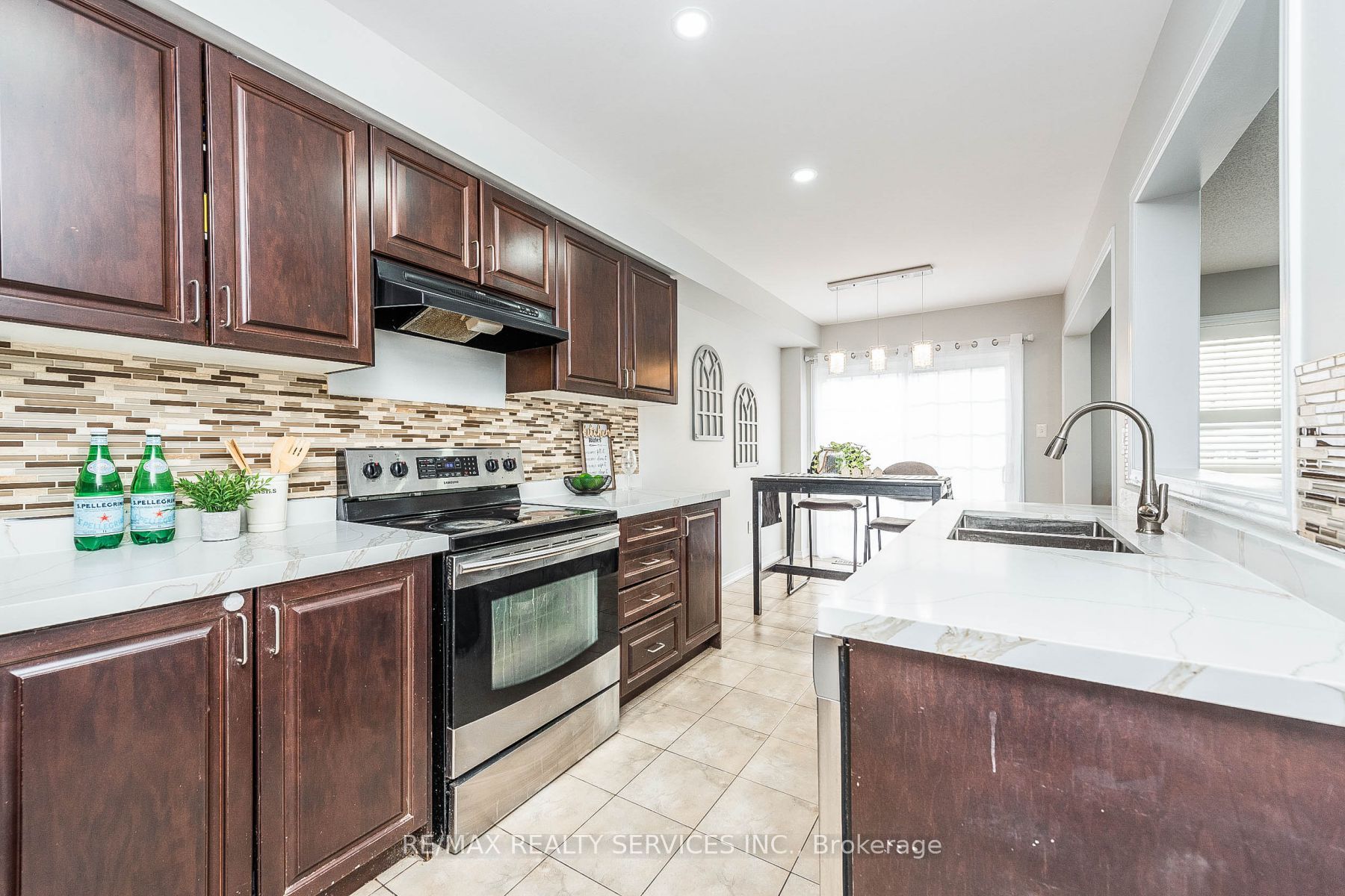 2 Burnstown Circ
