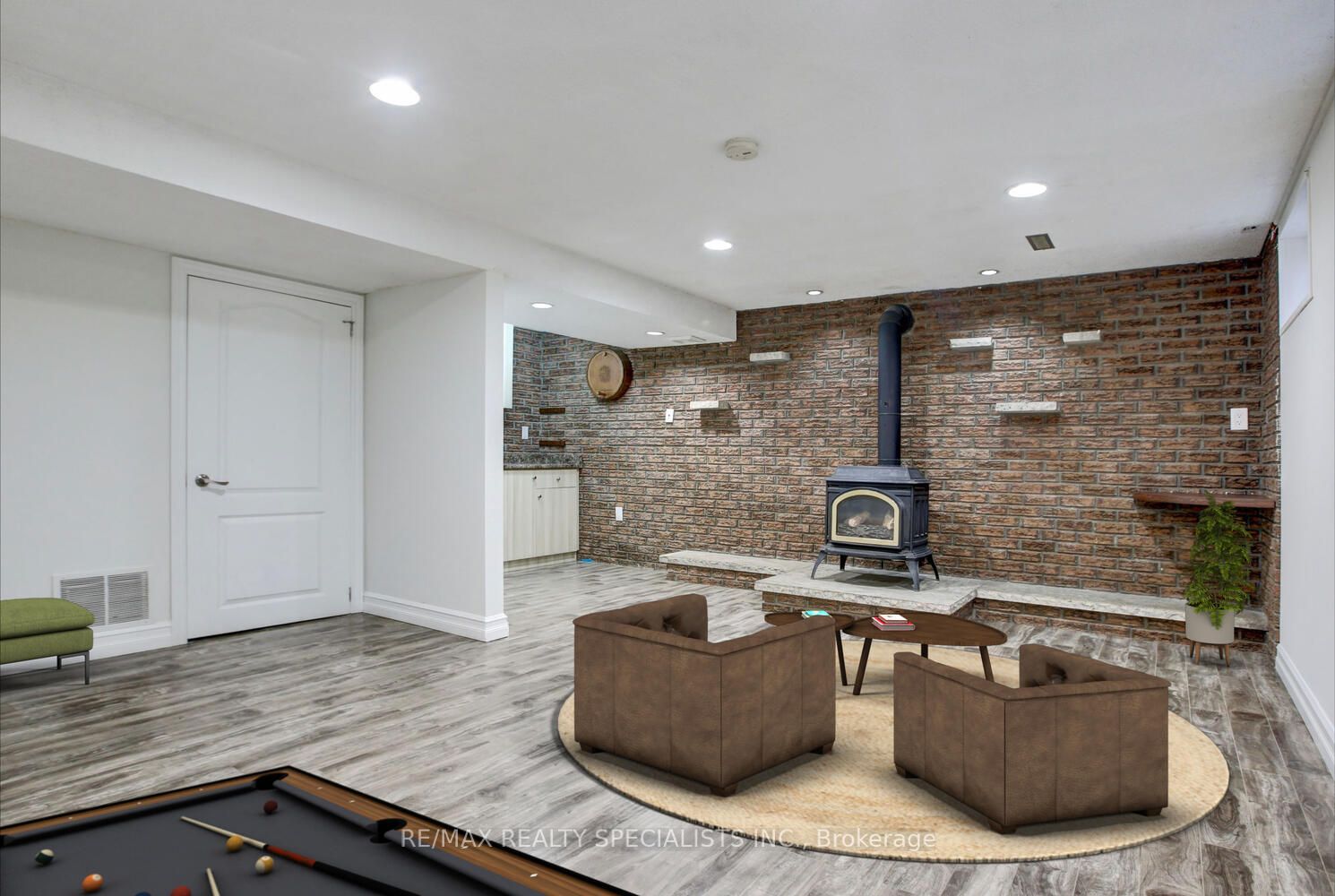 2420 Winthrop Cres