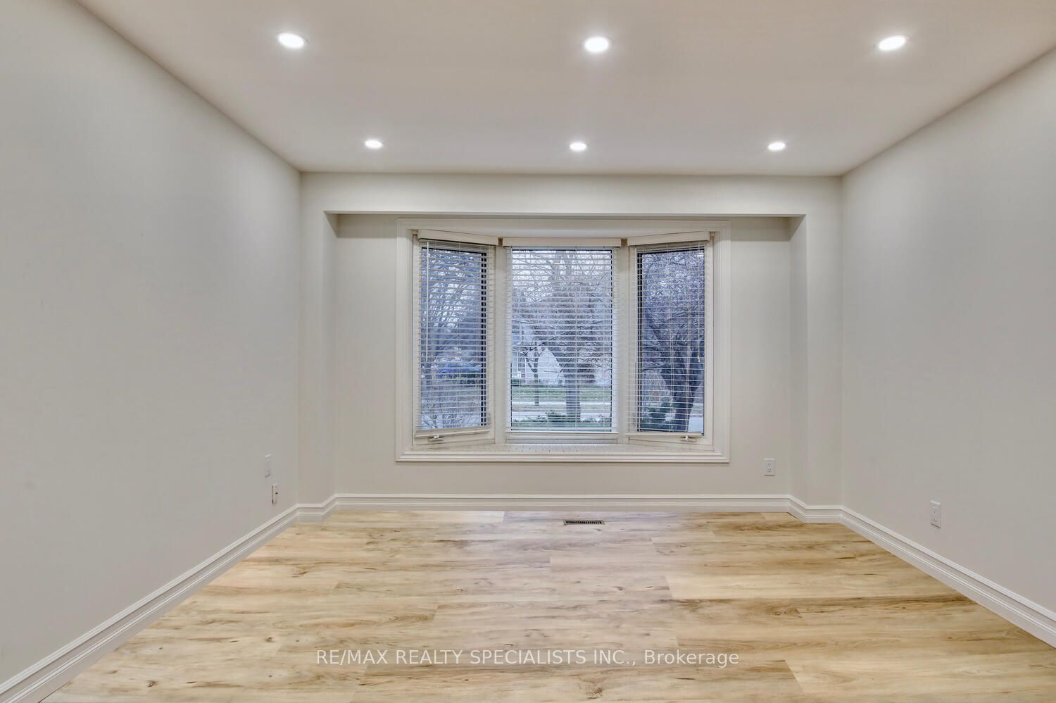 2420 Winthrop Cres