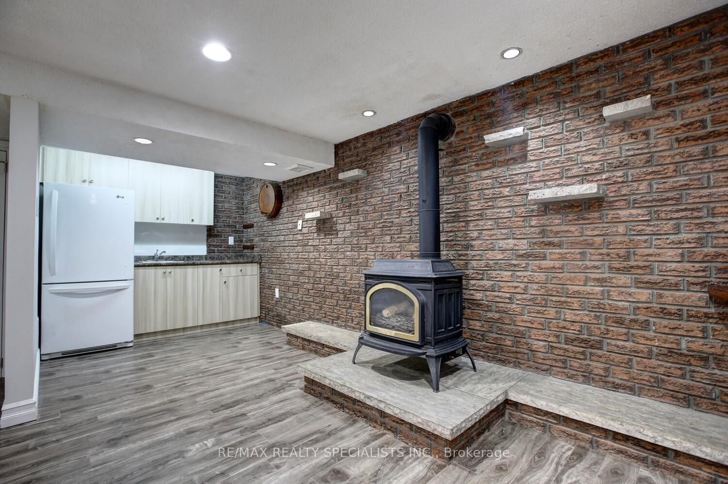 2420 Winthrop Cres