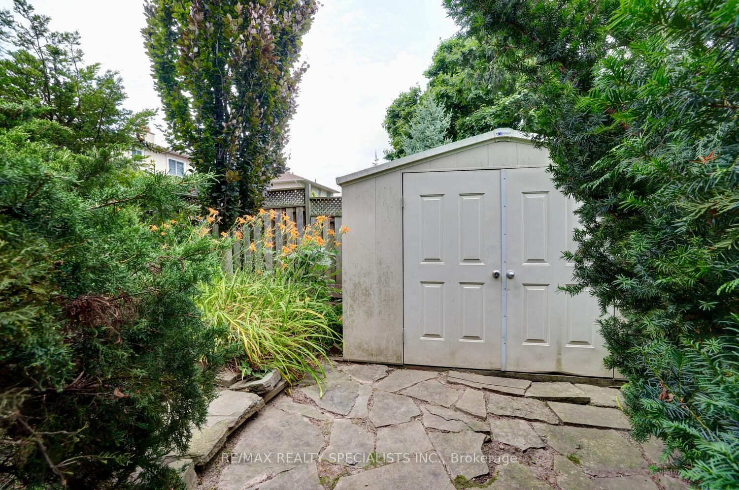 2420 Winthrop Cres
