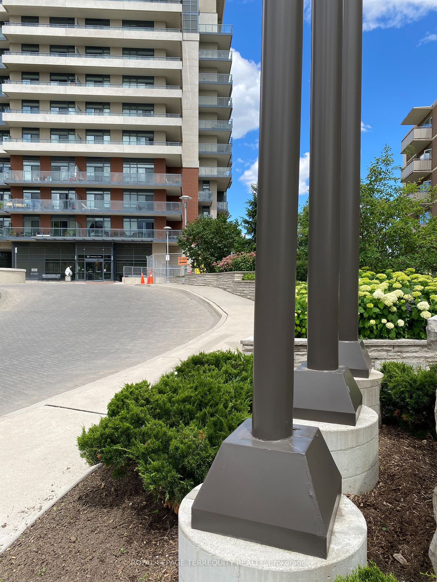 35 Fontenay Crt, #405