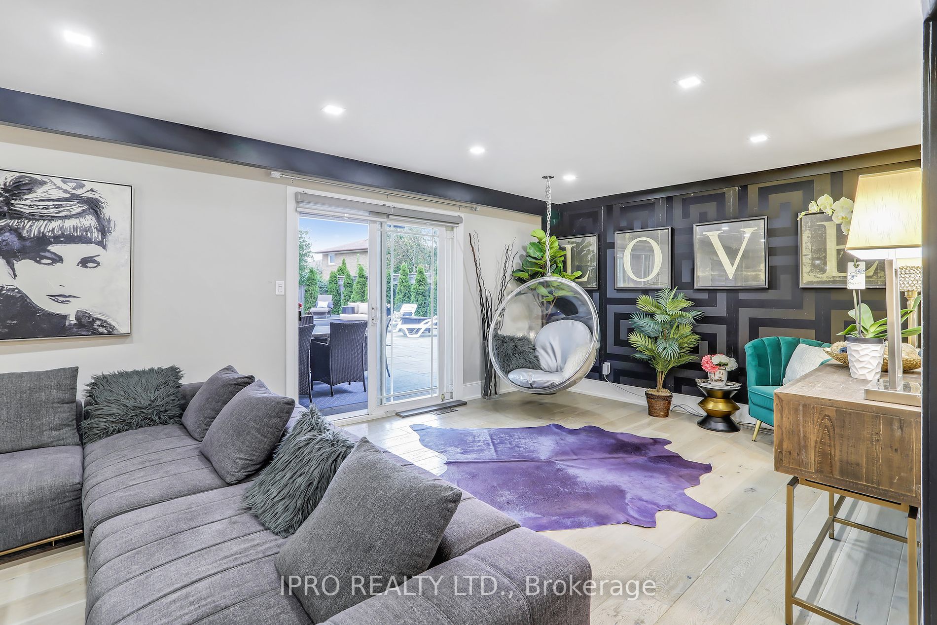 3484 Riverspray Cres