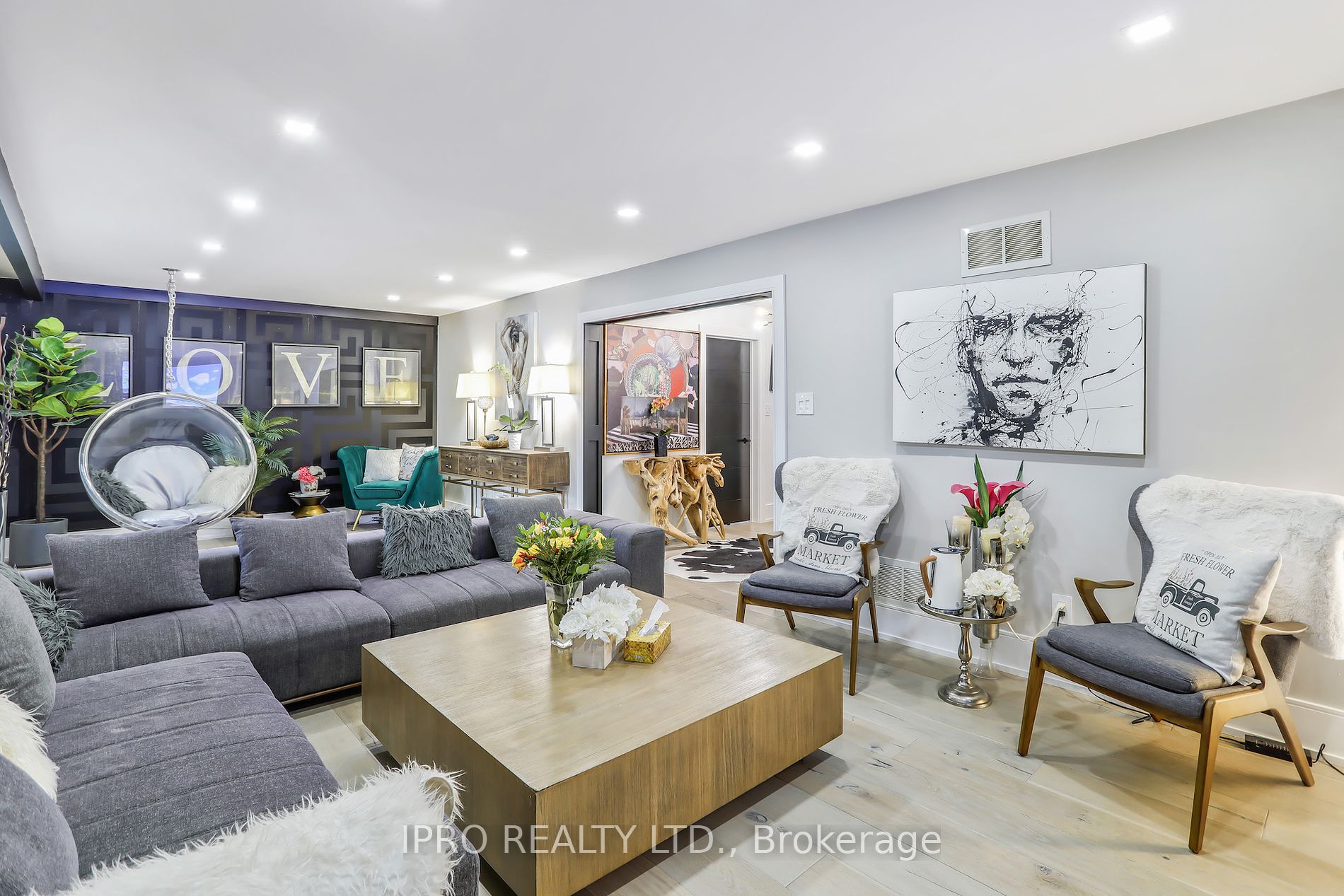 3484 Riverspray Cres
