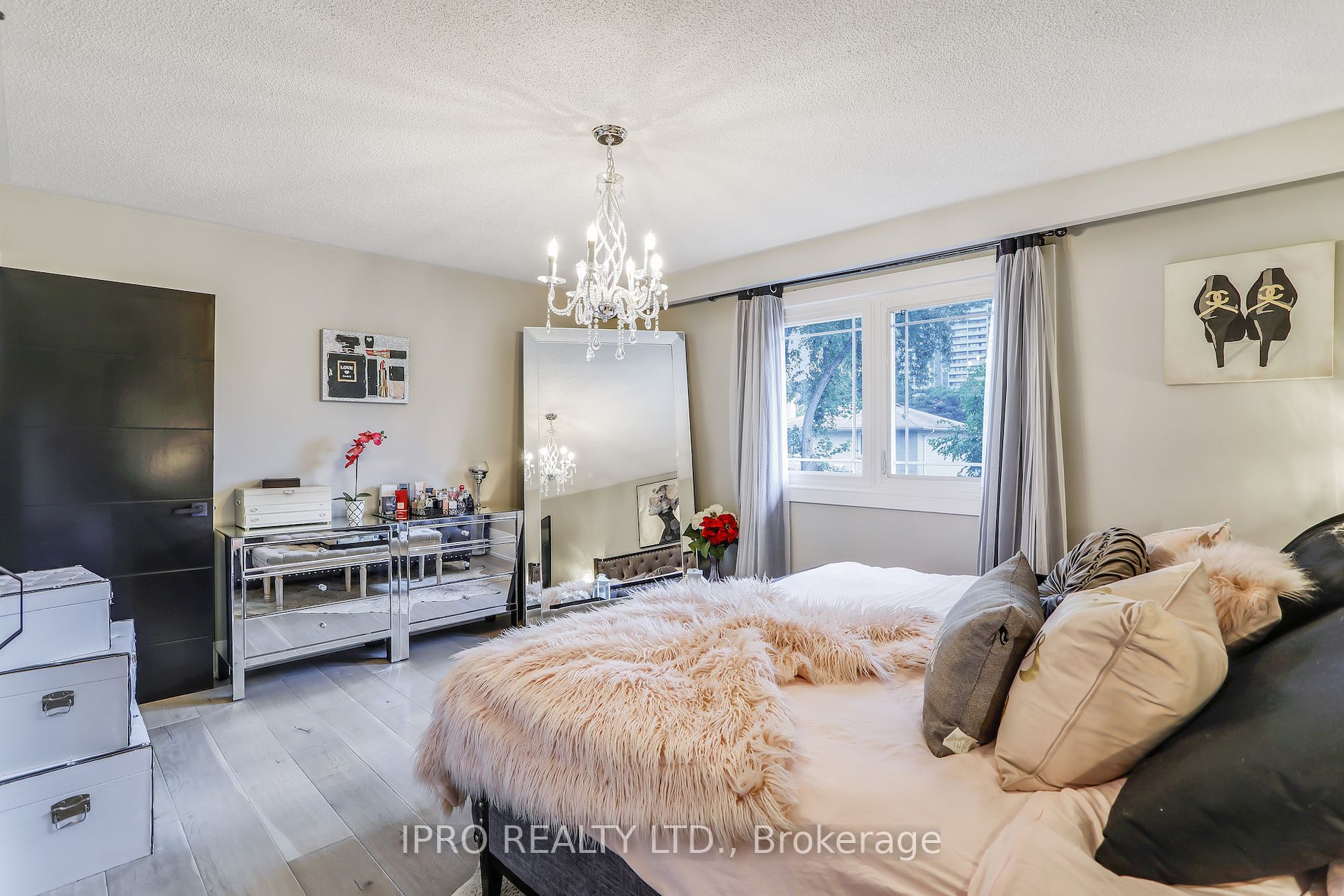 3484 Riverspray Cres