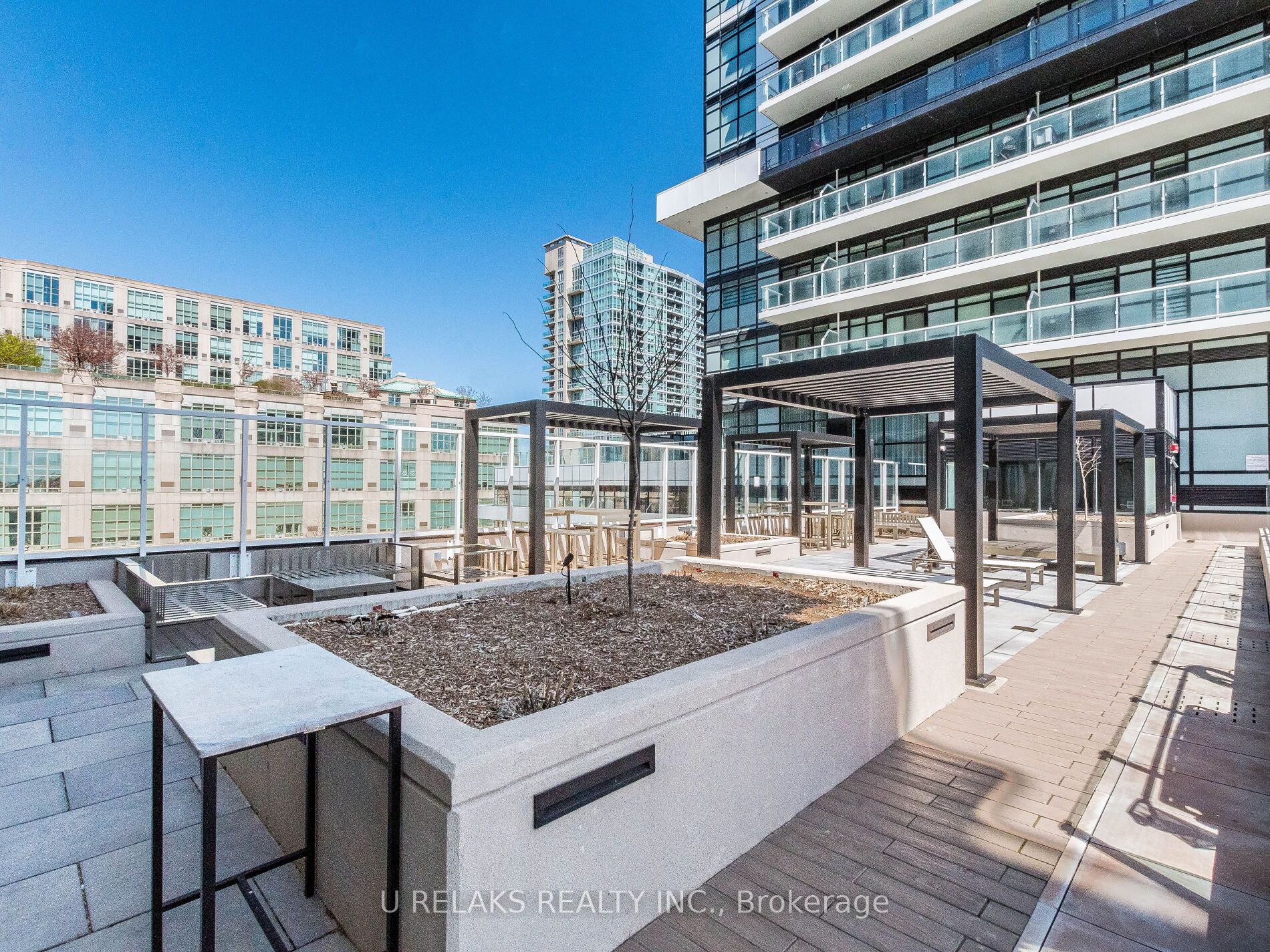 251 Manitoba St, #715