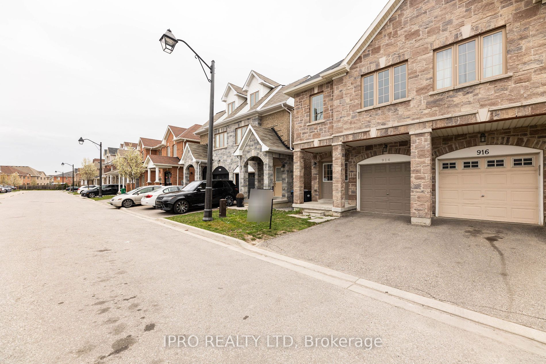 914 Francine Cres