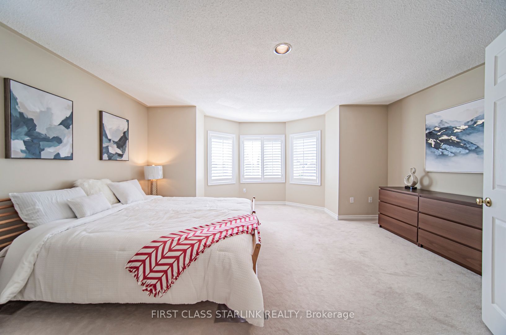 2576 Strathmore Cres