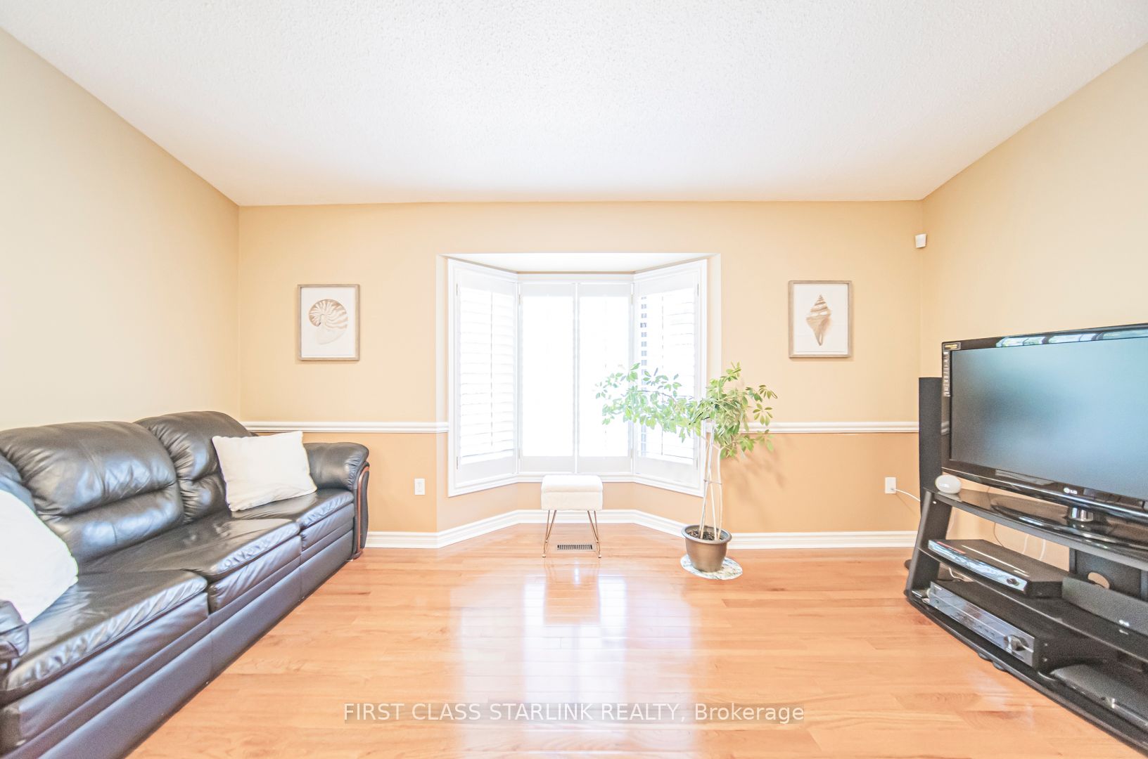 2576 Strathmore Cres