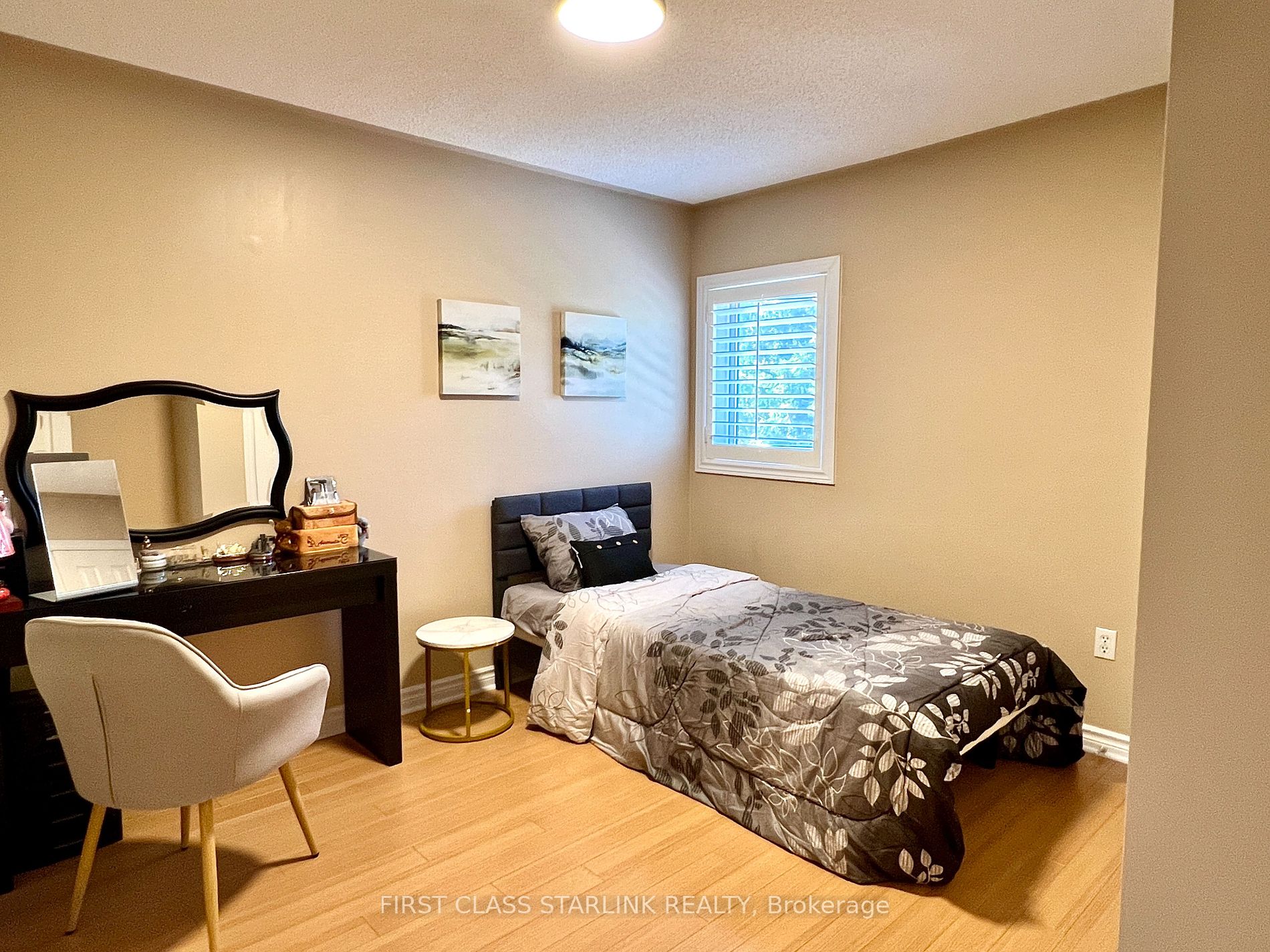 2576 Strathmore Cres