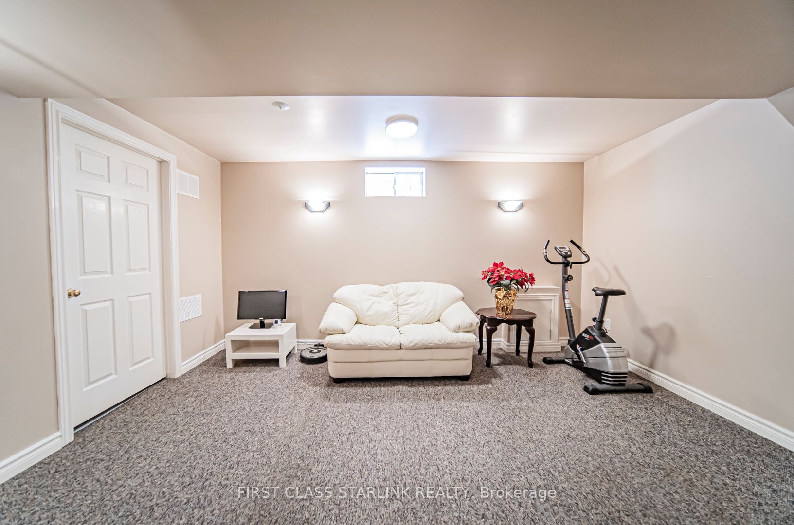 2576 Strathmore Cres