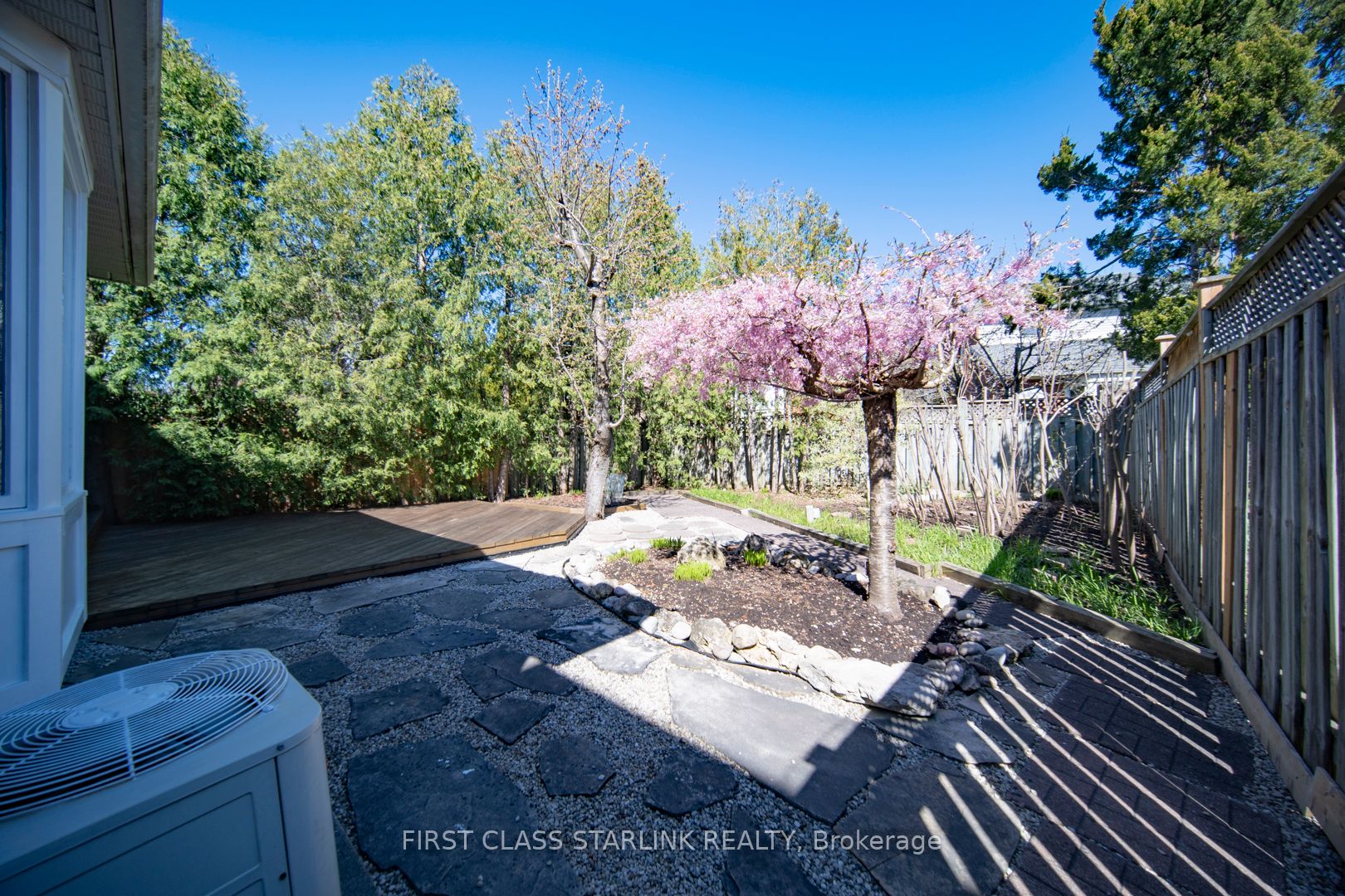 2576 Strathmore Cres